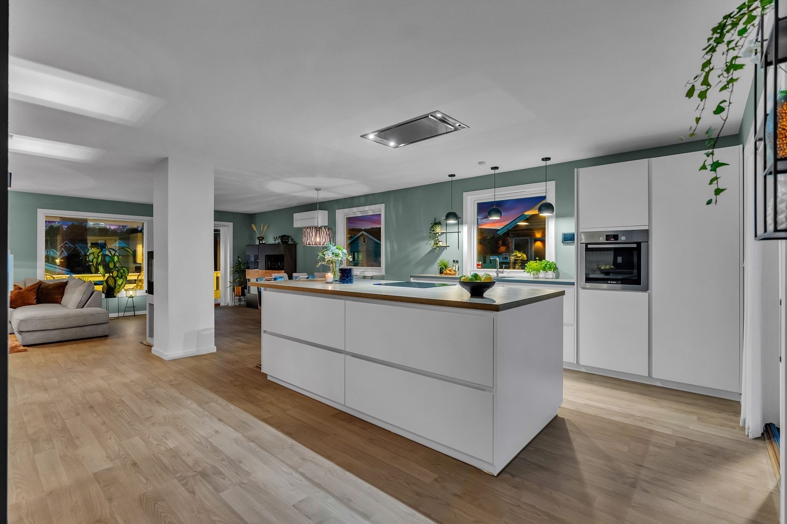 Dette er en meget attraktiv halvpart av vertikaldelt tomannsbolig i et veletablert og barnevennlig nabolag. Galleribilde