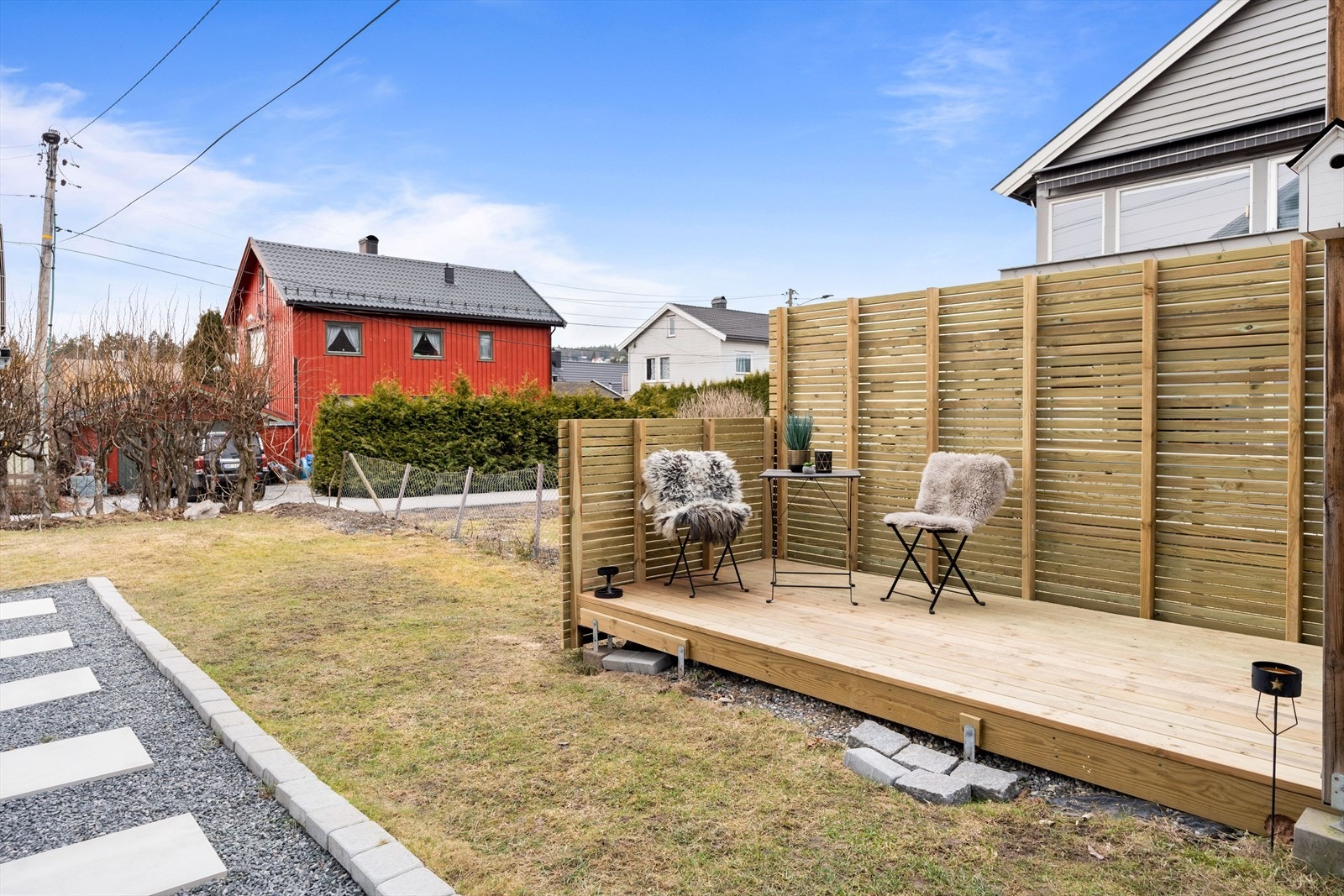 Her er det også etablert en fin platting, samt etablert plen og øvrig beplanting. Galleribilde