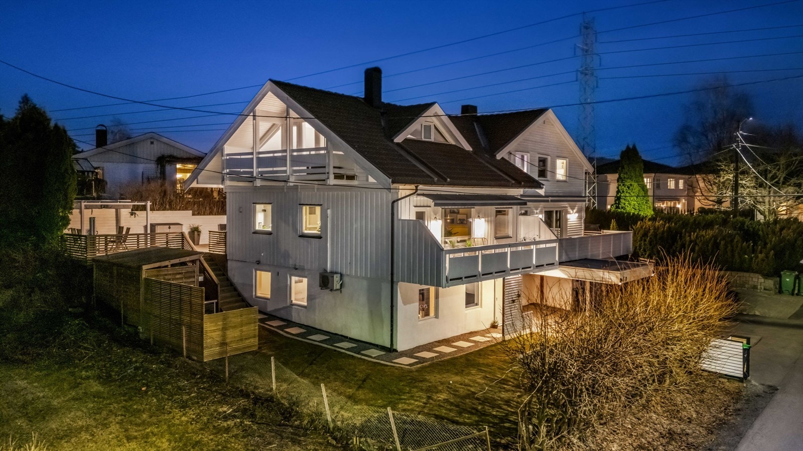 Her får du fine uteplasser å boltre deg på, samt god plass innendørs! Galleribilde