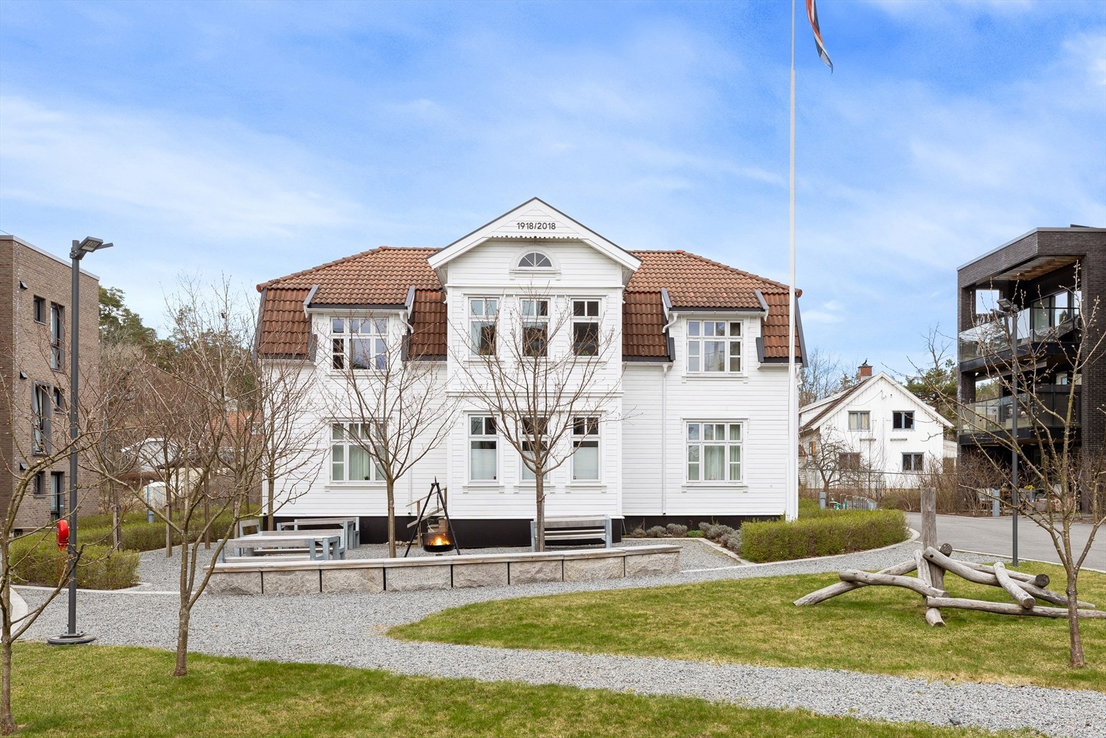 Villa Breskeskjær er et felleshus for alle i Kolbotn Hage. 1. etasje inneholder et festlokale for 30 personer med et stort kjøkken. 2. etasje inneholder blant annet soverom med bad (gjesteleilighet) til leie for beboerne Galleribilde