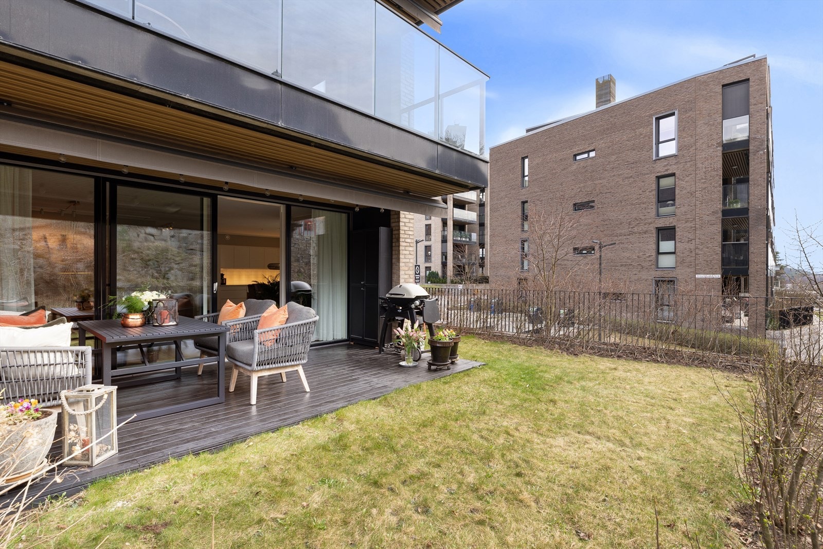 Perfekt om en ønsker seg en liten og lettstelt hageflekk i tillegg til terrasse. Galleribilde