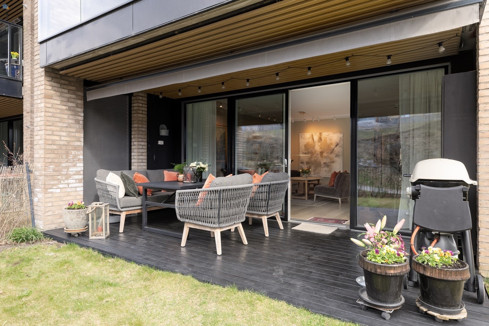 Flott overbygget uteplass med markise. Galleribilde