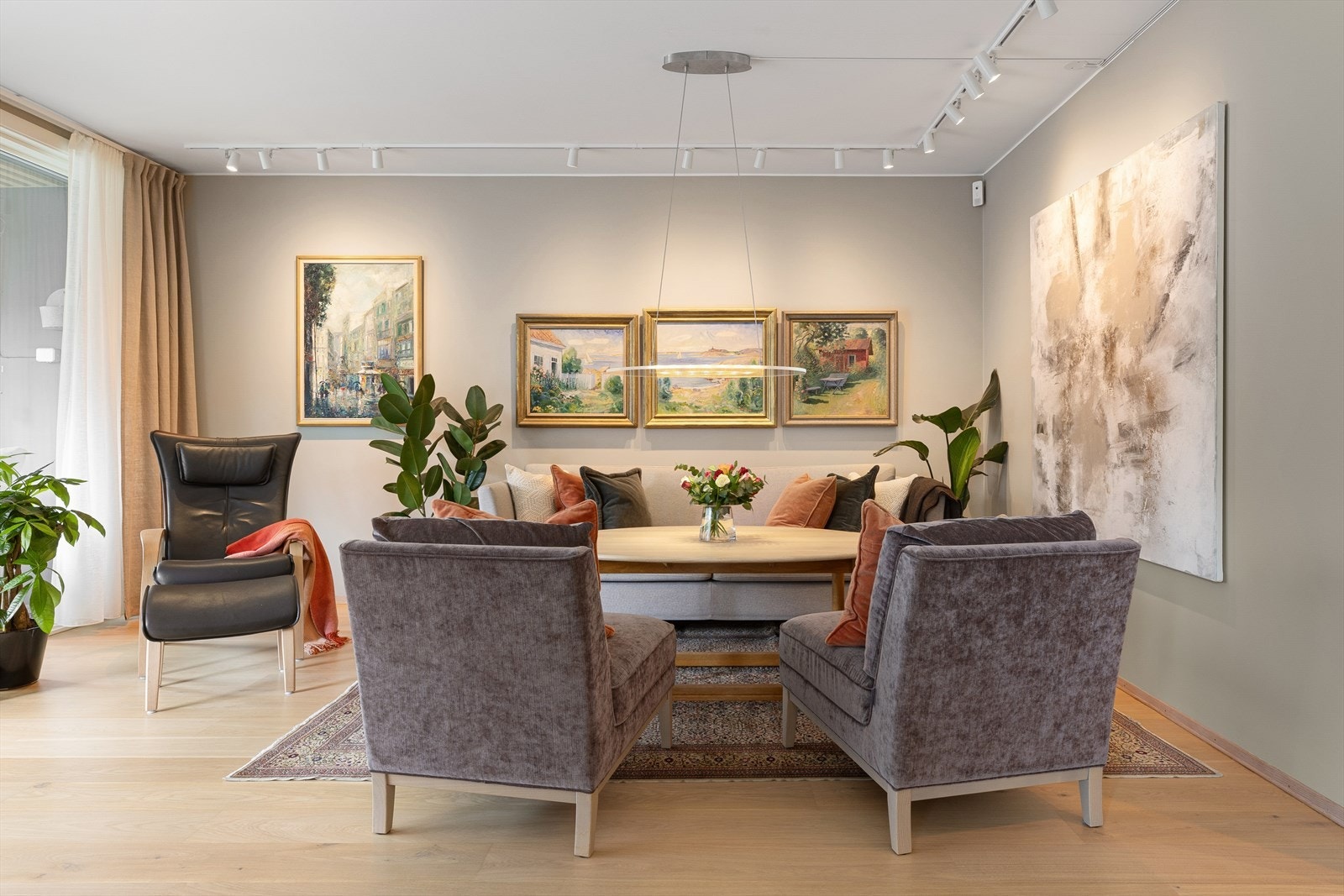 Fine overflater med en stavs parkett og pene malte flater. Galleribilde