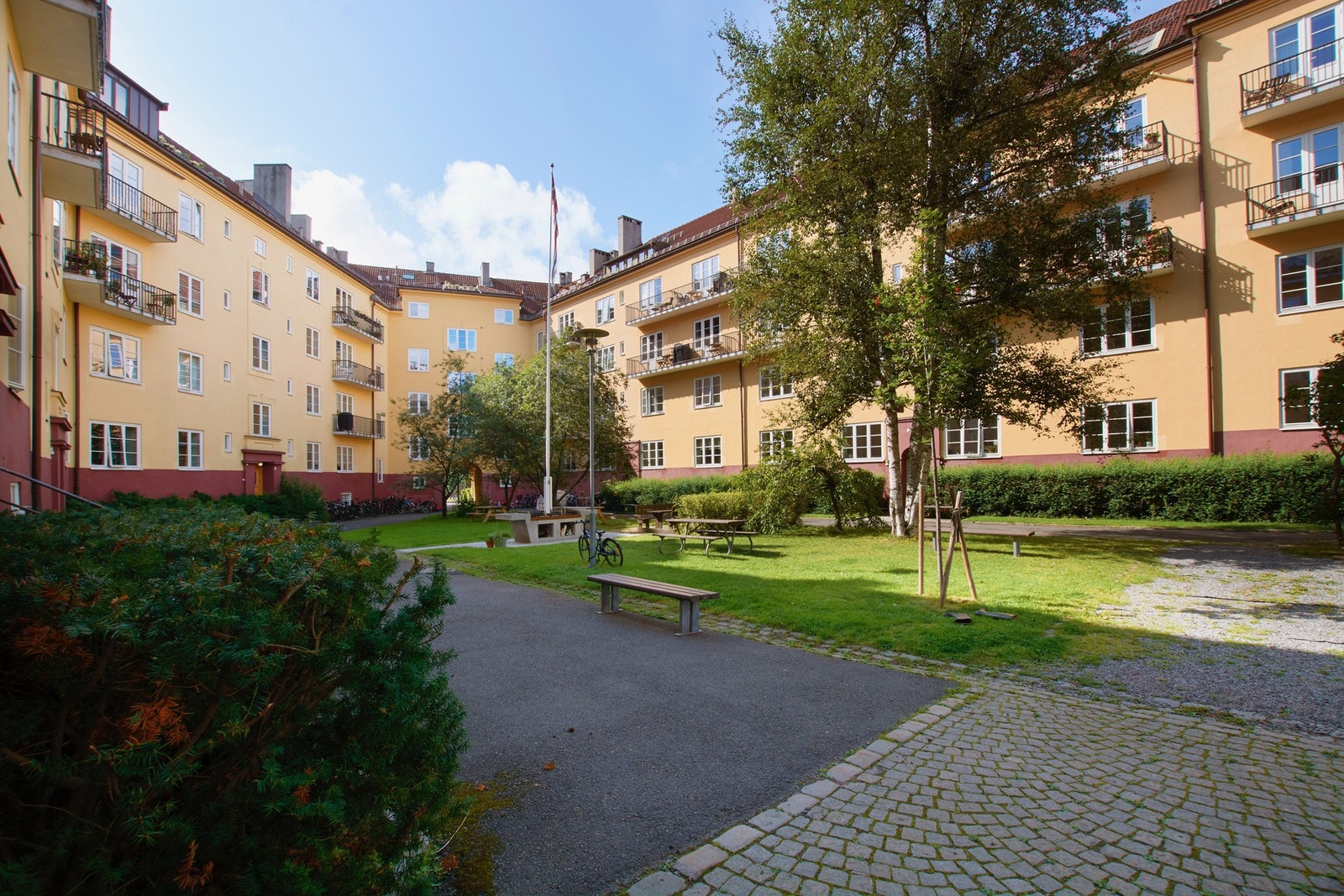 Bakgården er vakker, og godt kjent i området som et deilig oppholdssted. Galleribilde