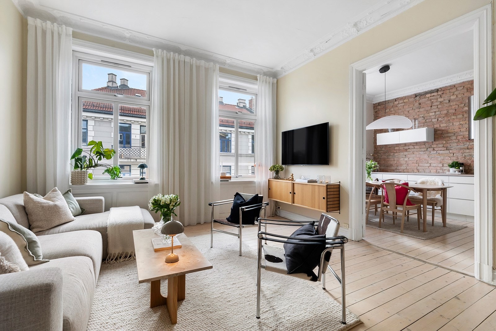 Velkommen til Colletts Gate 11B presentert av Emilie Myren og Mathias Skjeggedal! Galleribilde