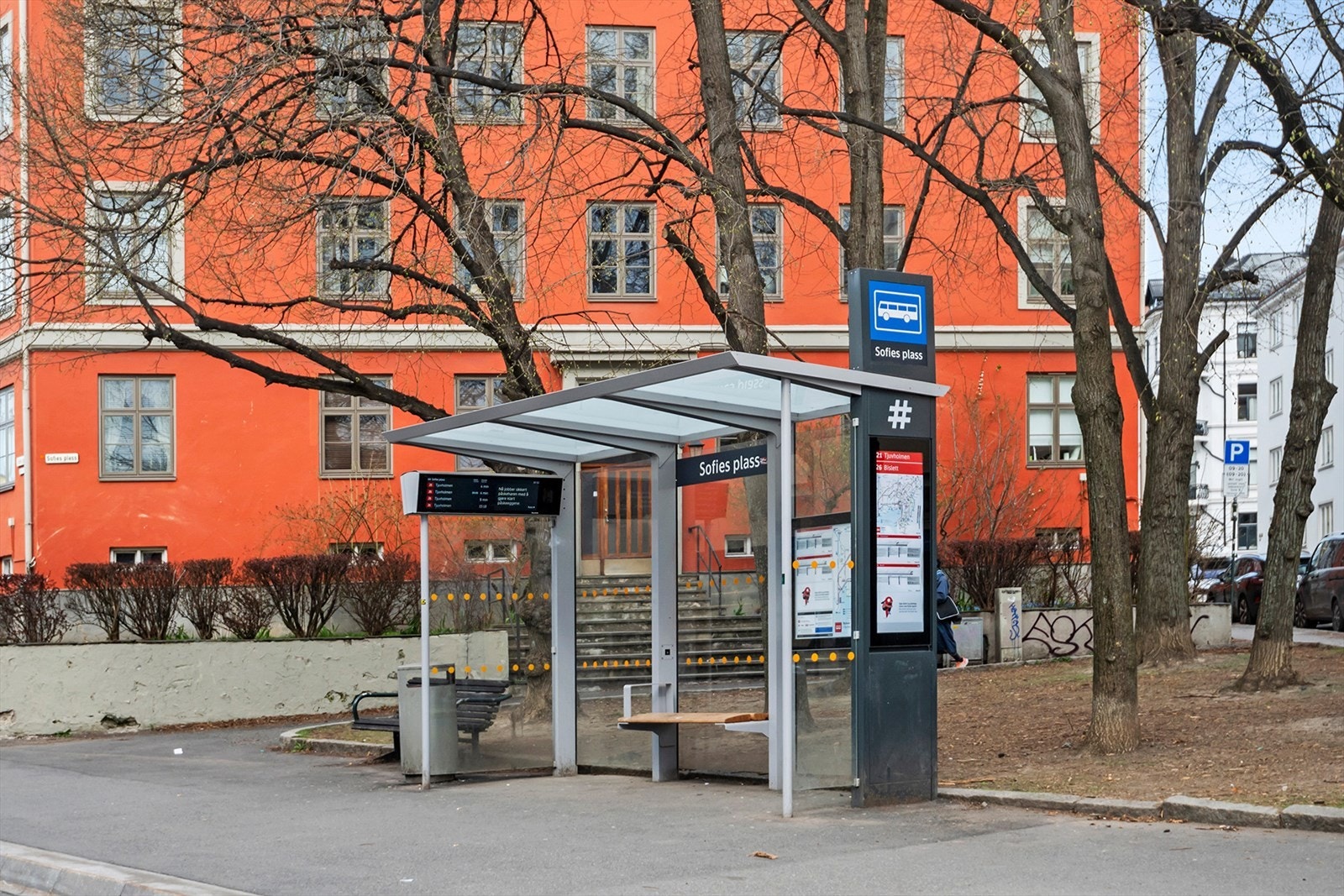 Rikelig med kollektivtilbud like utenfor leiligheten. Både buss, trikk og flybuss til Gardemoen. Galleribilde