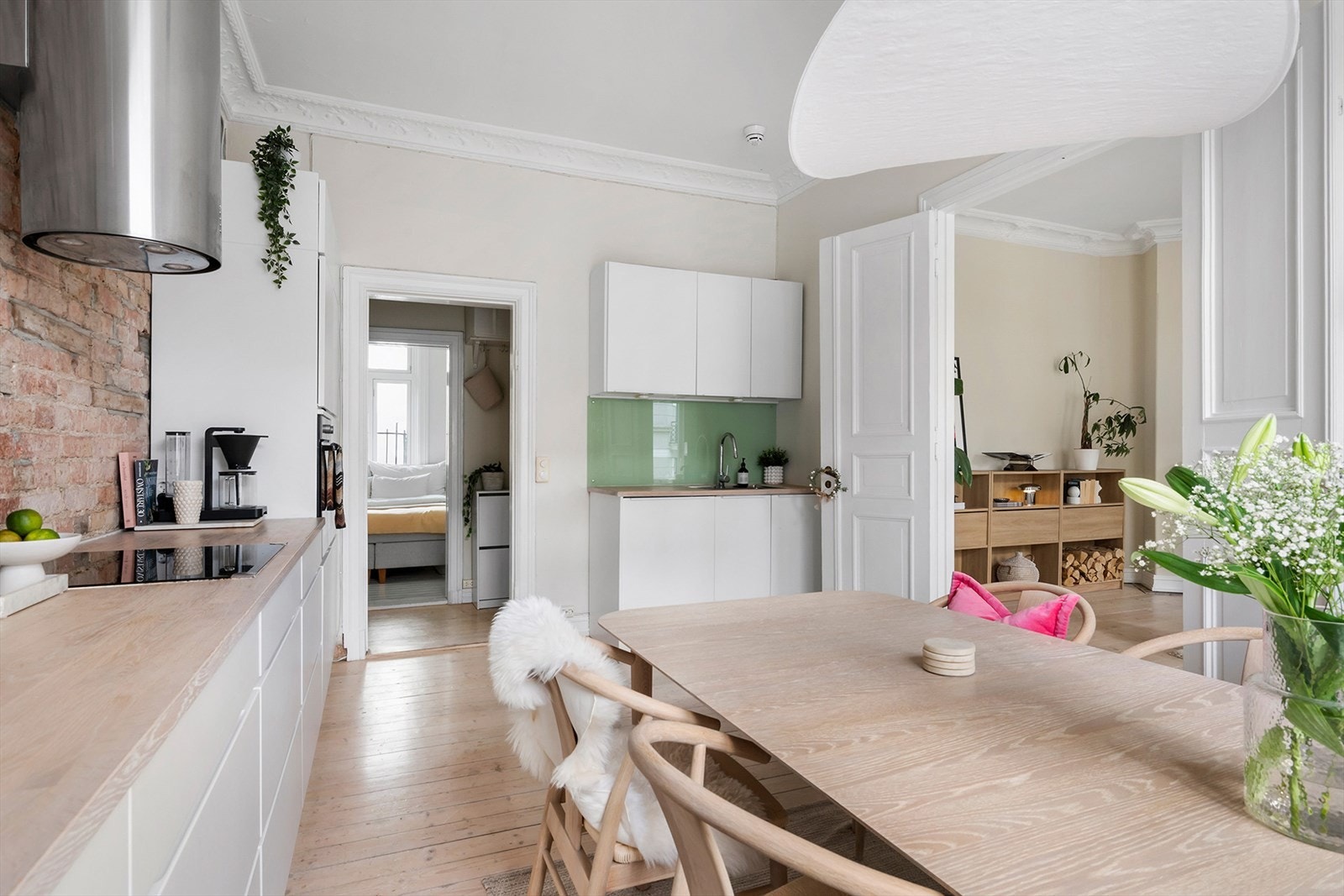 Kjøkkenet er smart utformet med tydelige og praktiske arbeidssoner, noe som gjør matlagingen både effektiv og oversiktlig. Galleribilde