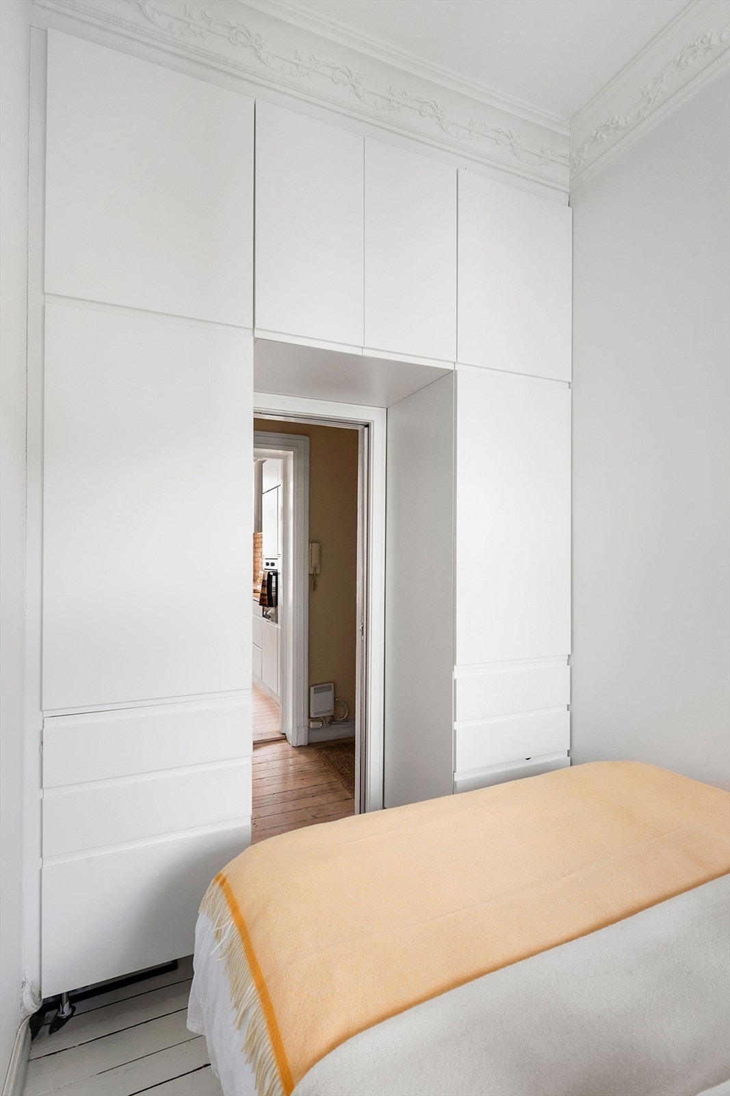 Soverommet er innredet med en smart garderobeskapløsning. Galleribilde