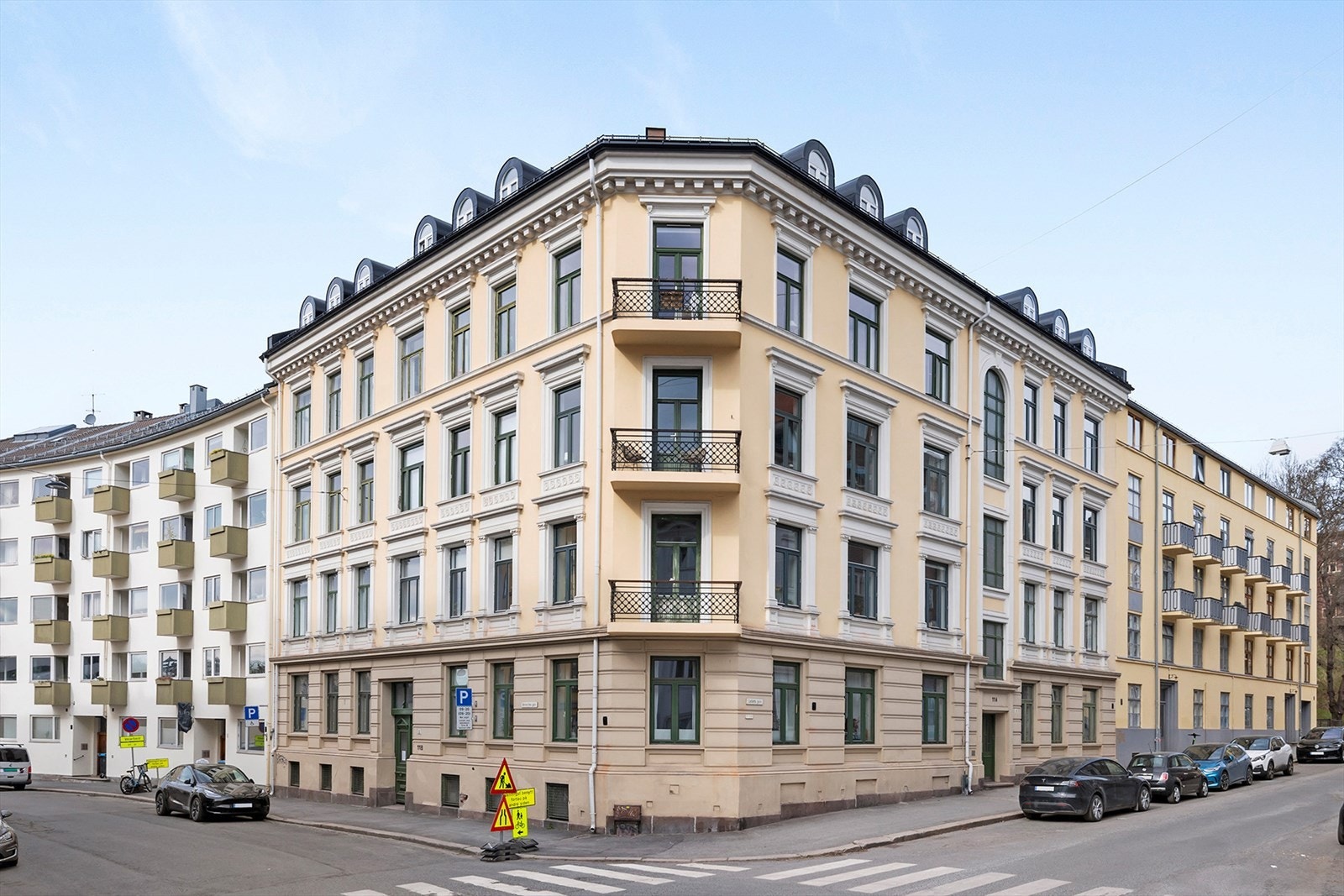 Eiendommen har en attraktiv beliggenhet midt mellom Bislett stadion og St. Hanshaugen, med gangavstand til det meste av byens fasiliteter. Her bor du sentralt, men likevel tilbaketrukket, med kort vei til både parker, butikker, kaféer og restauranter. Galleribilde