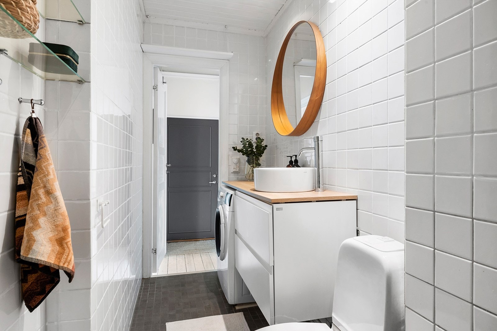 Stilrent baderom med opplegg for vaskemaskin. Galleribilde