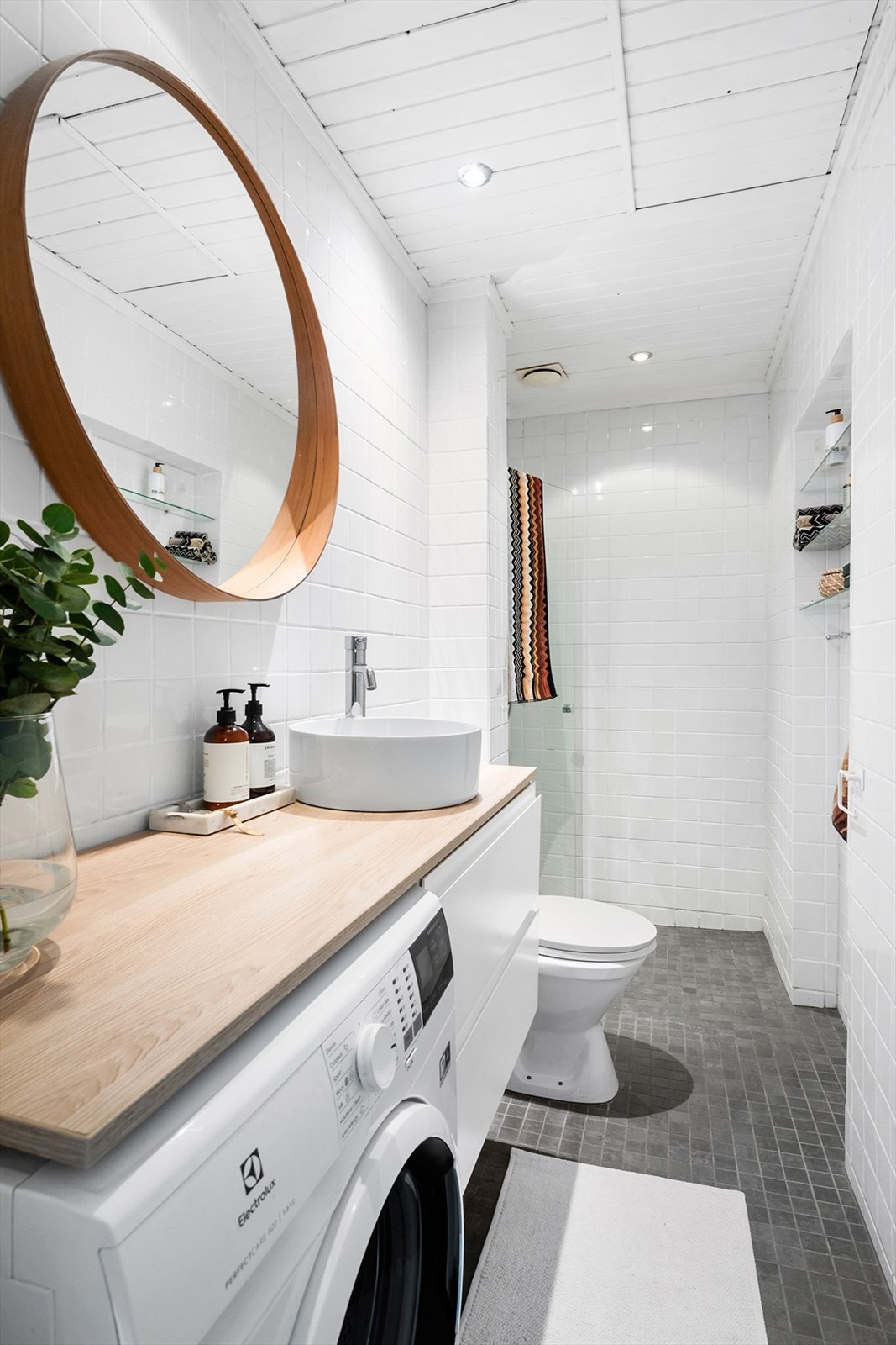 Baderommet er flislagt, og har varmekabler i gulv og downlights i himlingen. Det ble satt inn ny glassdør i dusj i 2024. Galleribilde