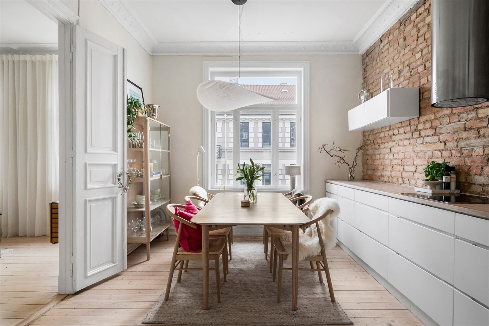 Kjøkkenet er lyst og innbydende, med en gjennomført og funksjonell utforming som gjør det til et naturlig samlingspunkt i boligen. Galleribilde