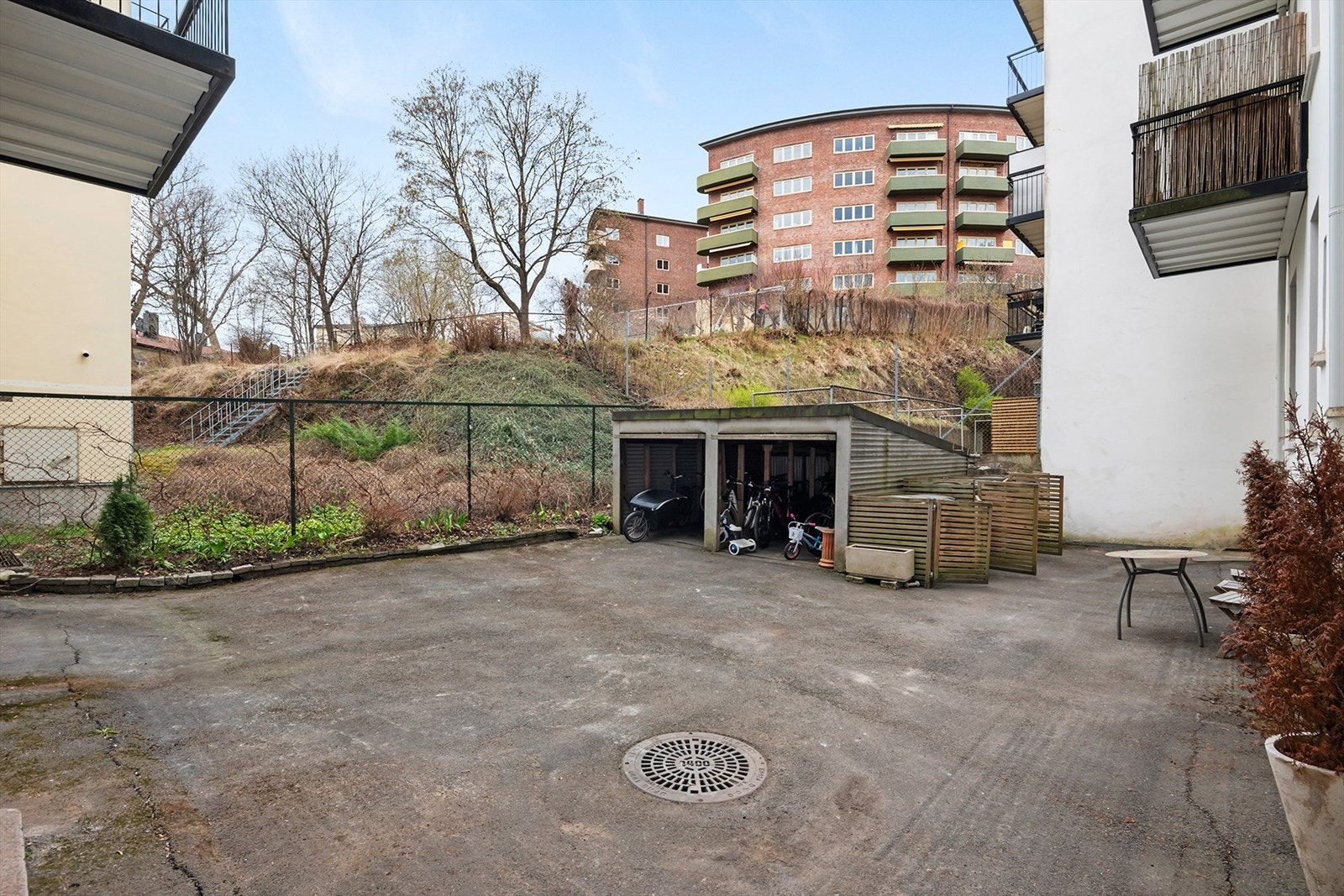 Hyggelig bakgård med plass til sykkelparkering. Galleribilde