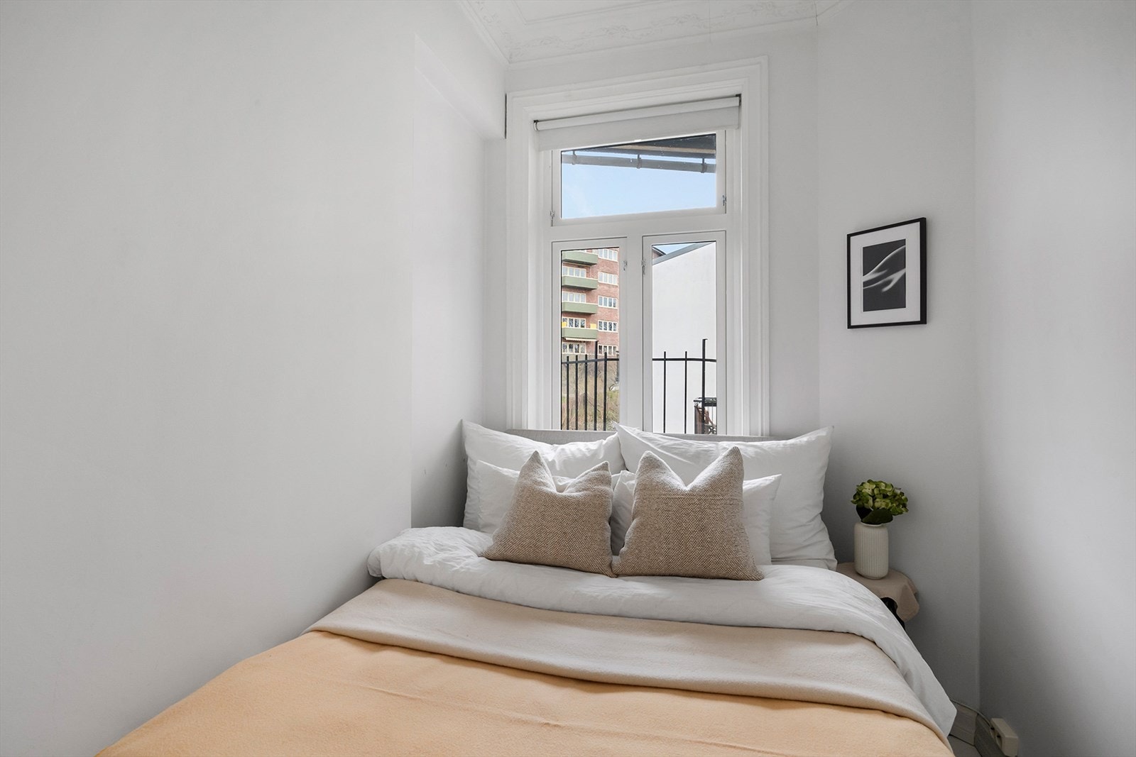 Lyst og koselig soverom med plass til dobbeltseng. Galleribilde