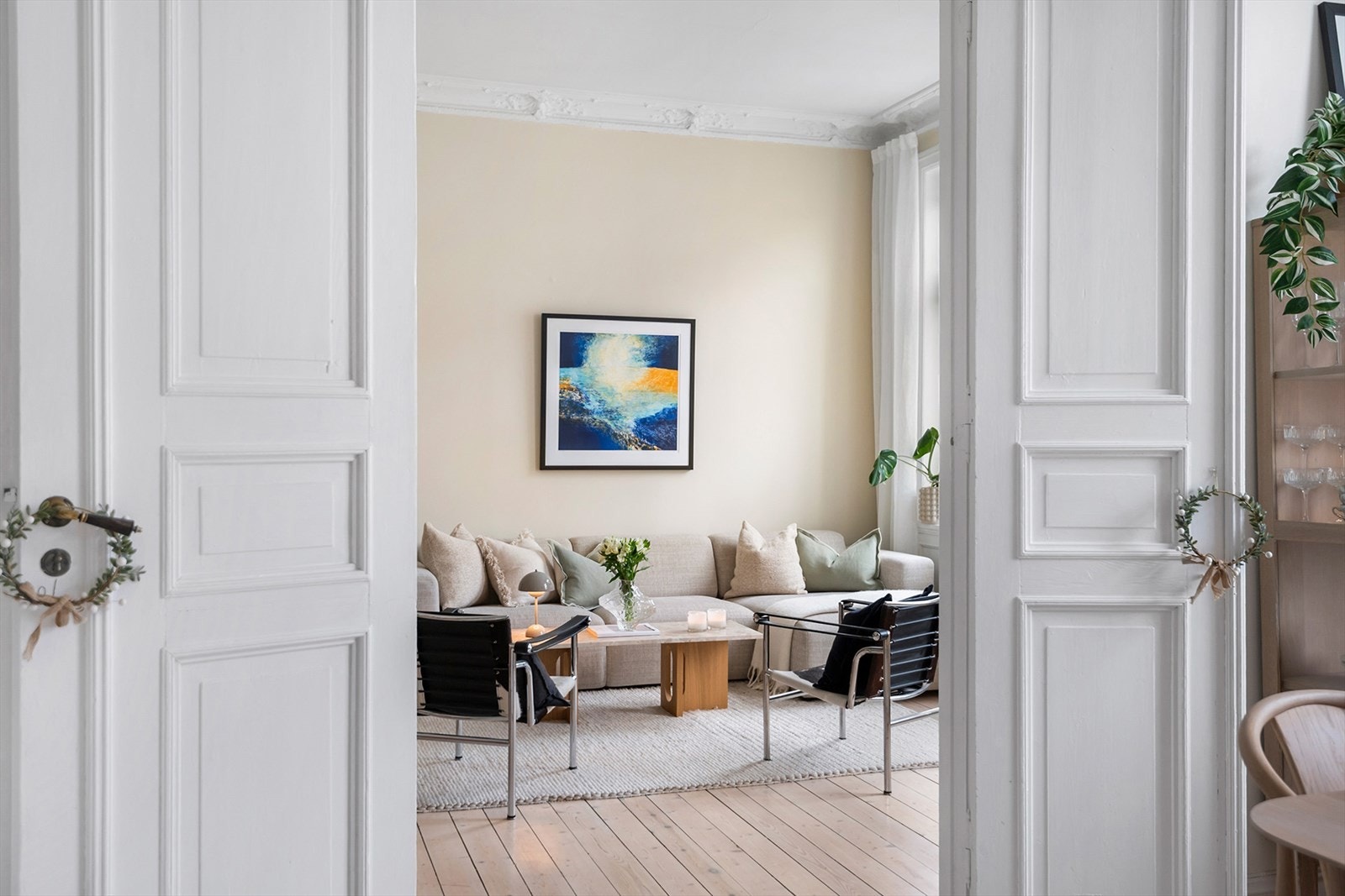 Vakker stukkatur og originale detaljer setter en tidløs ramme rundt interiøret og gir leiligheten en særegen karakter. Galleribilde