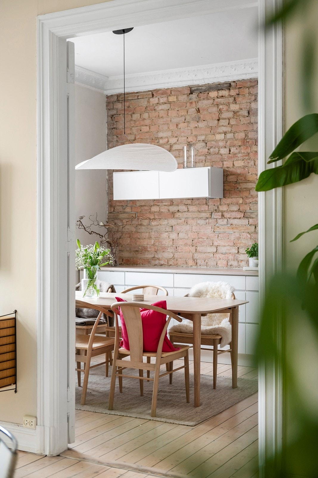 Flotte doble dører deler naturlig opp mellom stue og spiseplass. Galleribilde