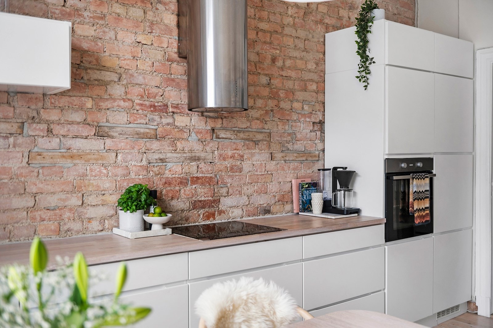 Kjøkkenet har heltre benkeplate med fastlimt stålkum, nedfelt induksjonstopp, integrert komfyr, oppvaskmaskin, kjøl/frys og waterguard fra 2021. Galleribilde