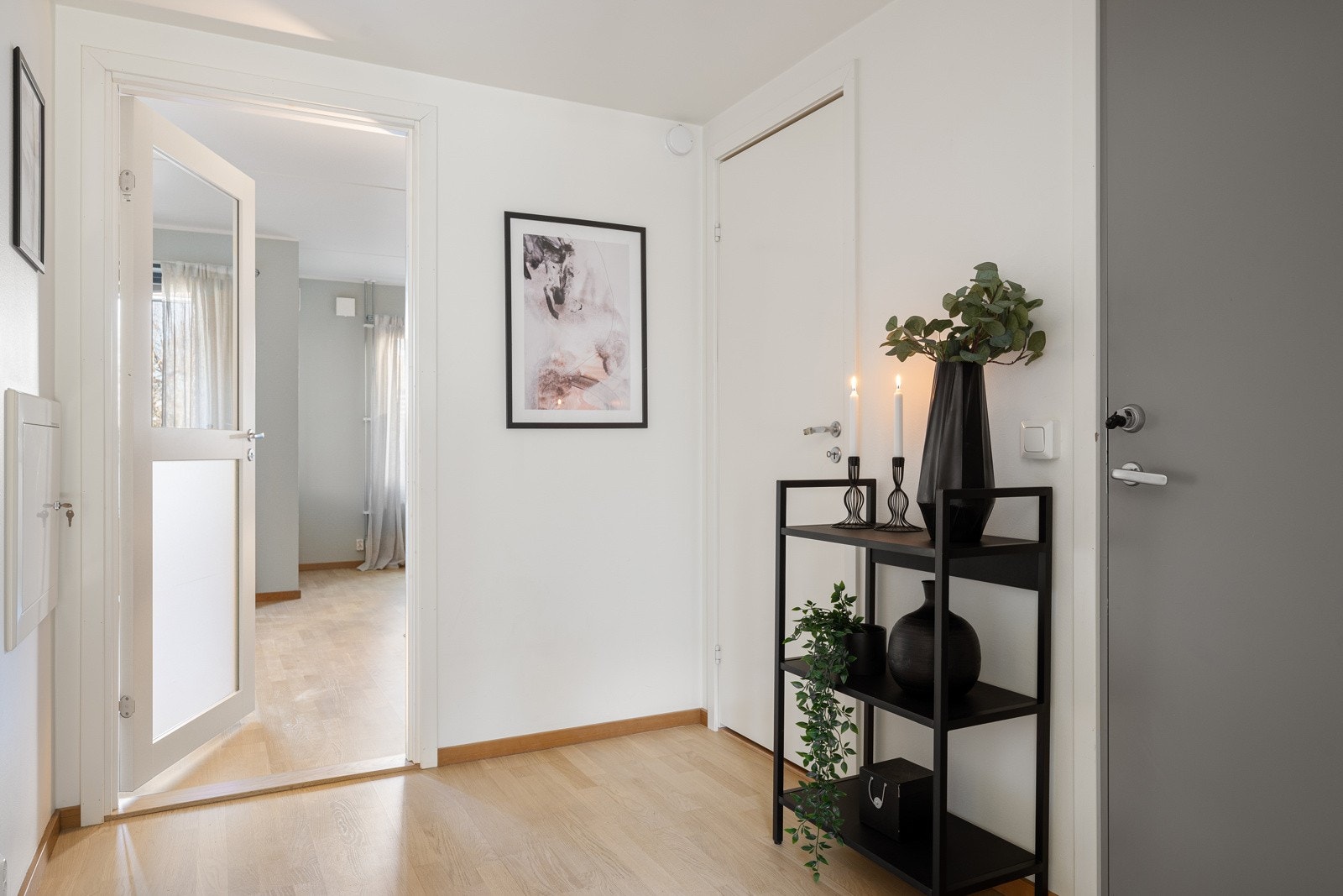 Praktisk og romslig entré med plass til oppbevaring av sko og yttertøy. Galleribilde