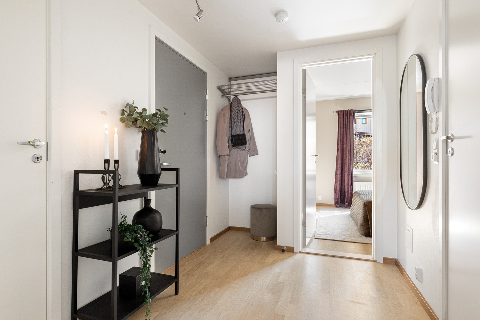 Praktisk og romslig entré med plass til oppbevaring av sko og yttertøy. Galleribilde