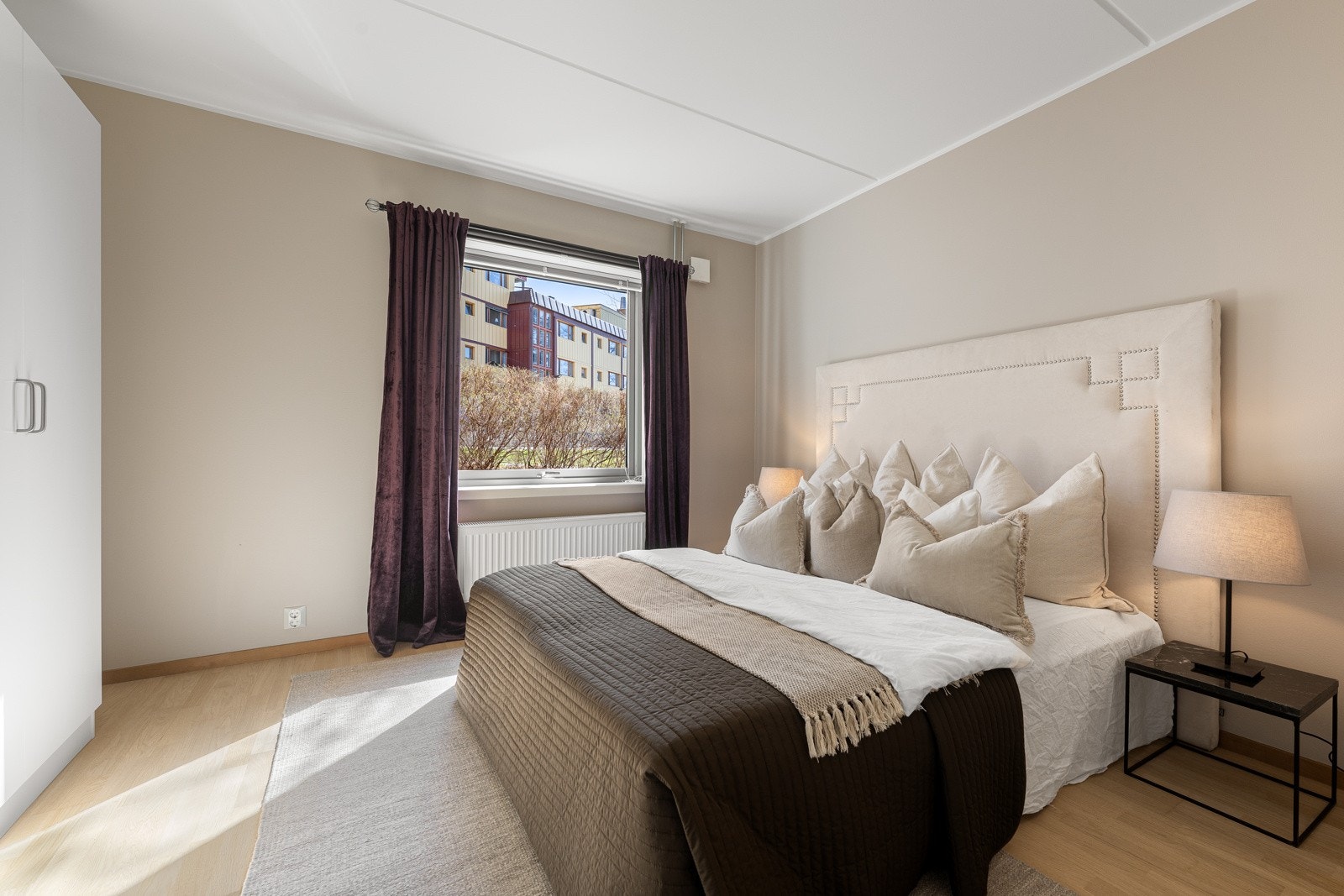 Boligen inneholder ett romslig soverom malt i lyse farger. Godt med garderobeplass! Galleribilde