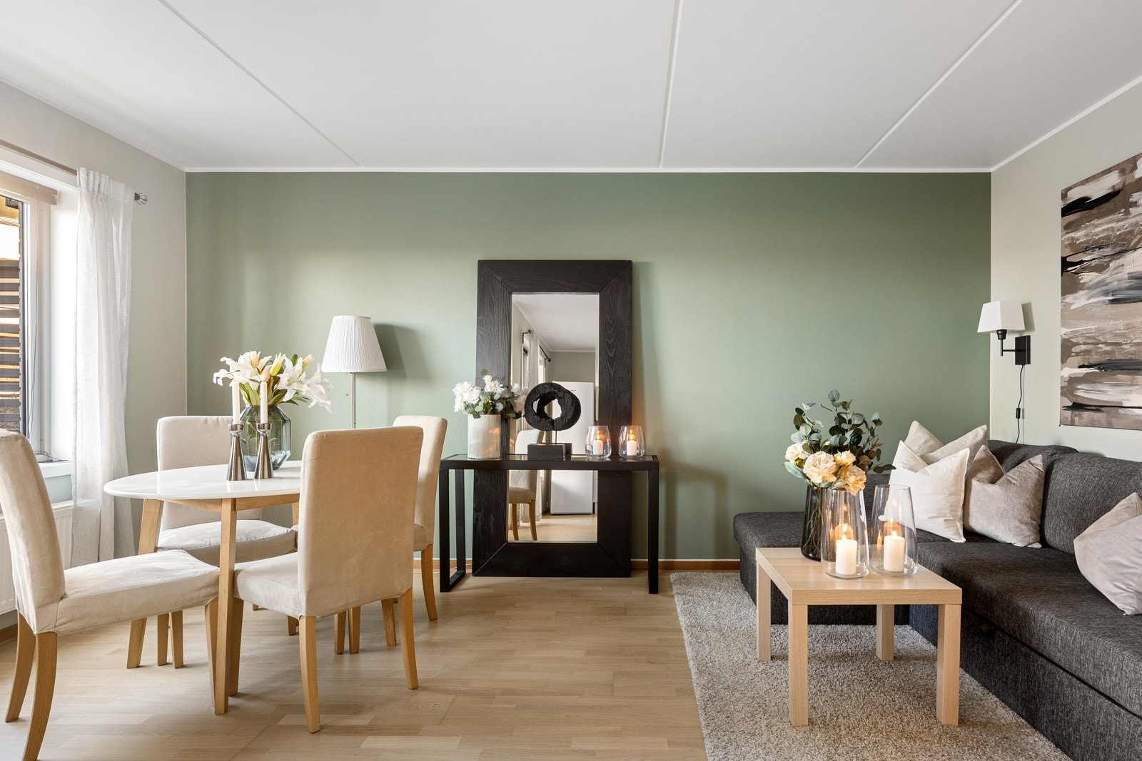 Stue med plass til både sofa og spisestue Galleribilde