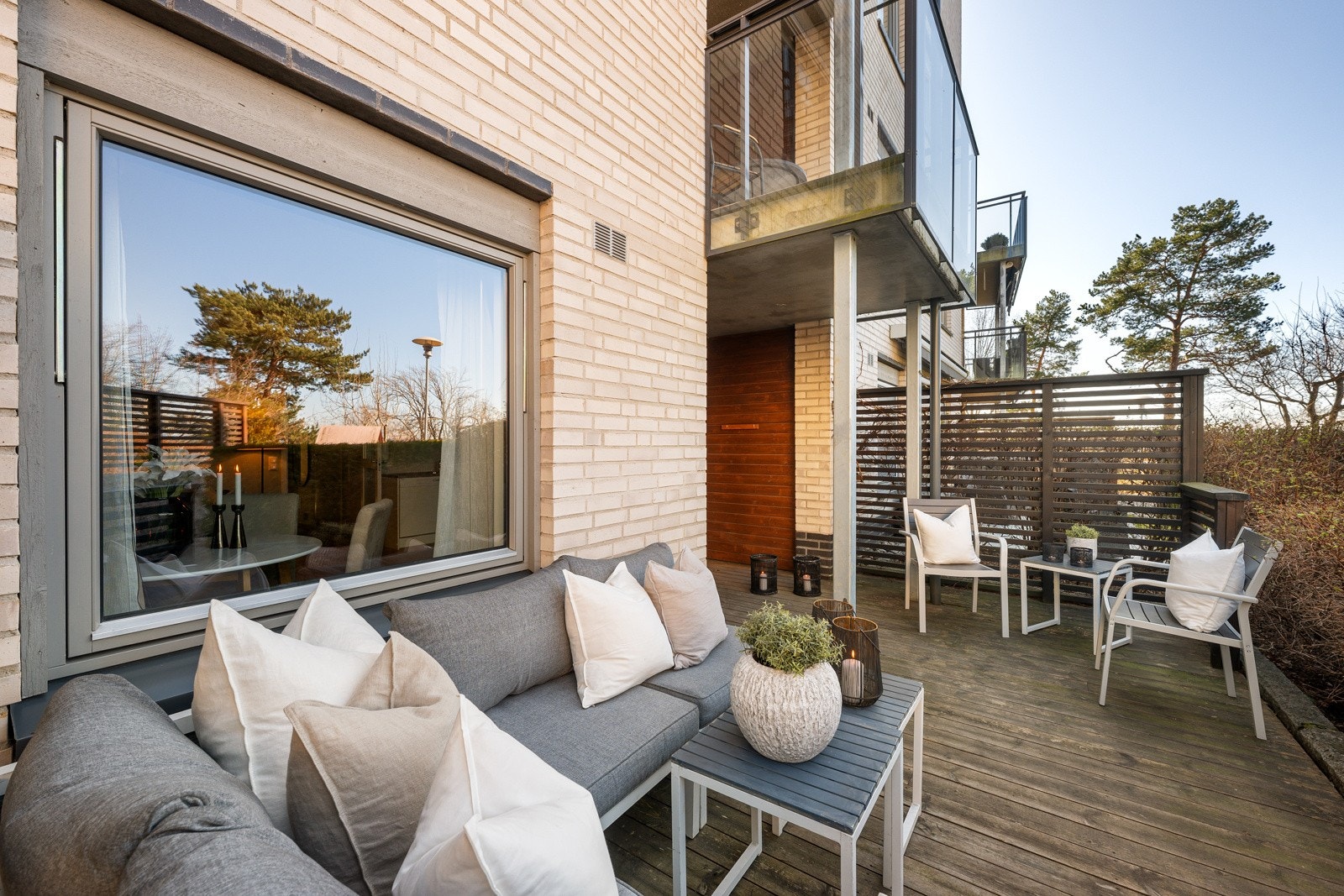 Delvis overbygd terrasse på 18kvm med utgang fra kjøkken - Galleribilde