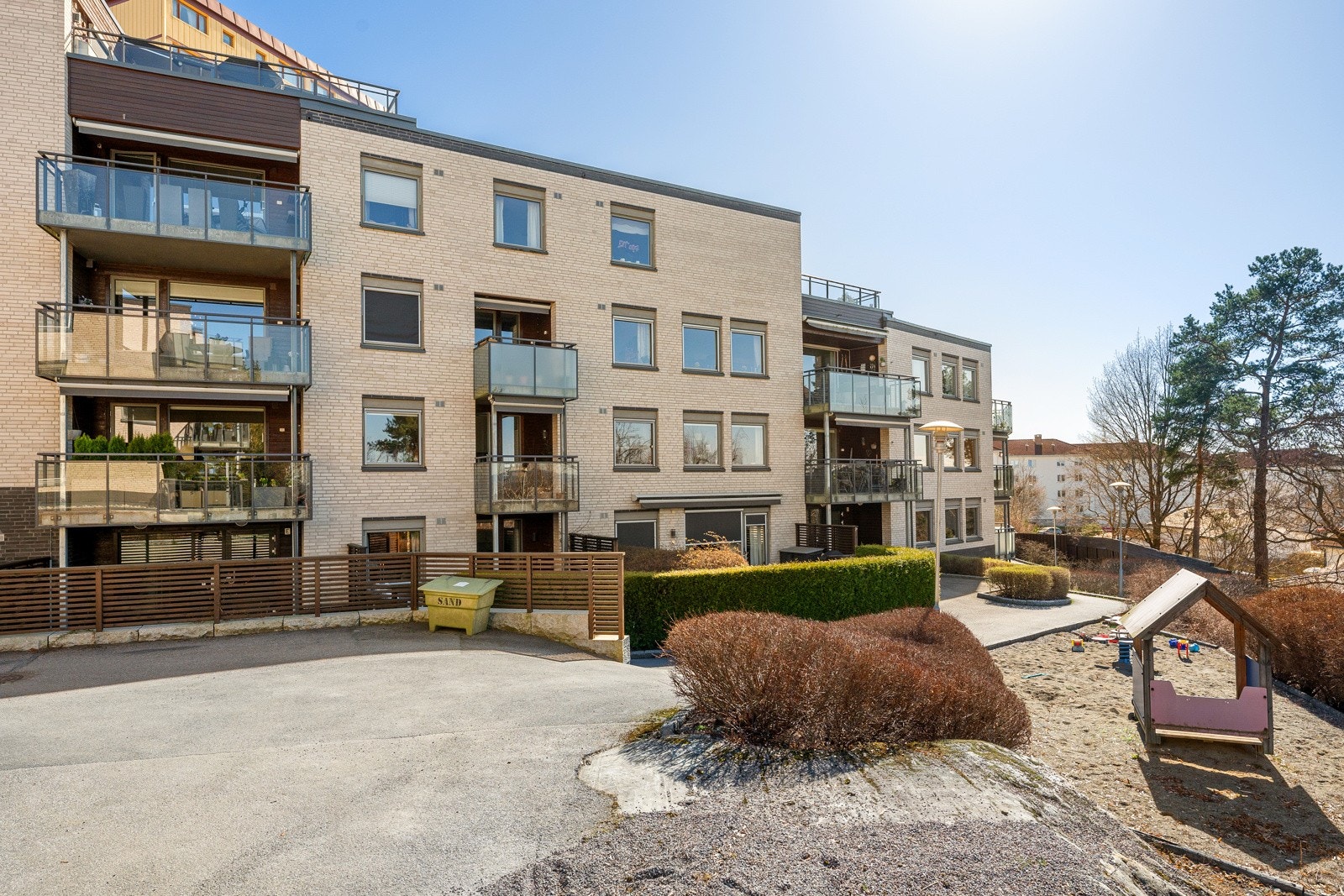 Moderne bygg fra 2011 med vannbåren varme, heis og garasje Galleribilde