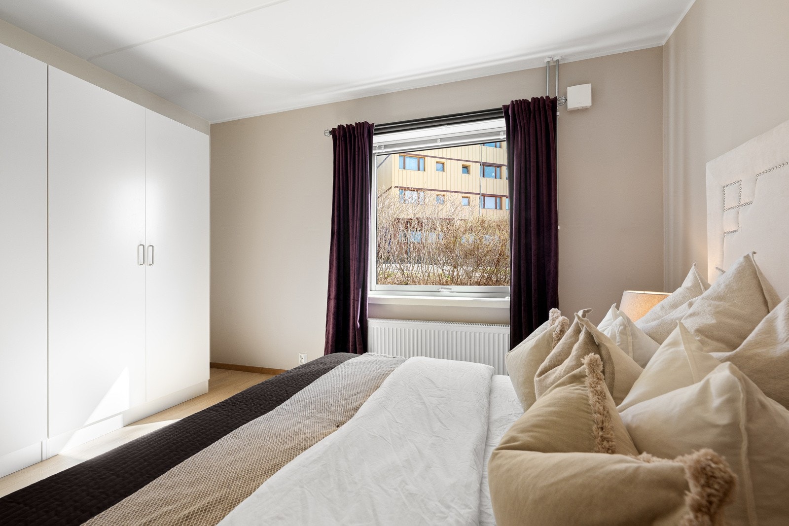 Boligen inneholder ett romslig soverom malt i lyse farger. Godt med garderobeplass! Galleribilde
