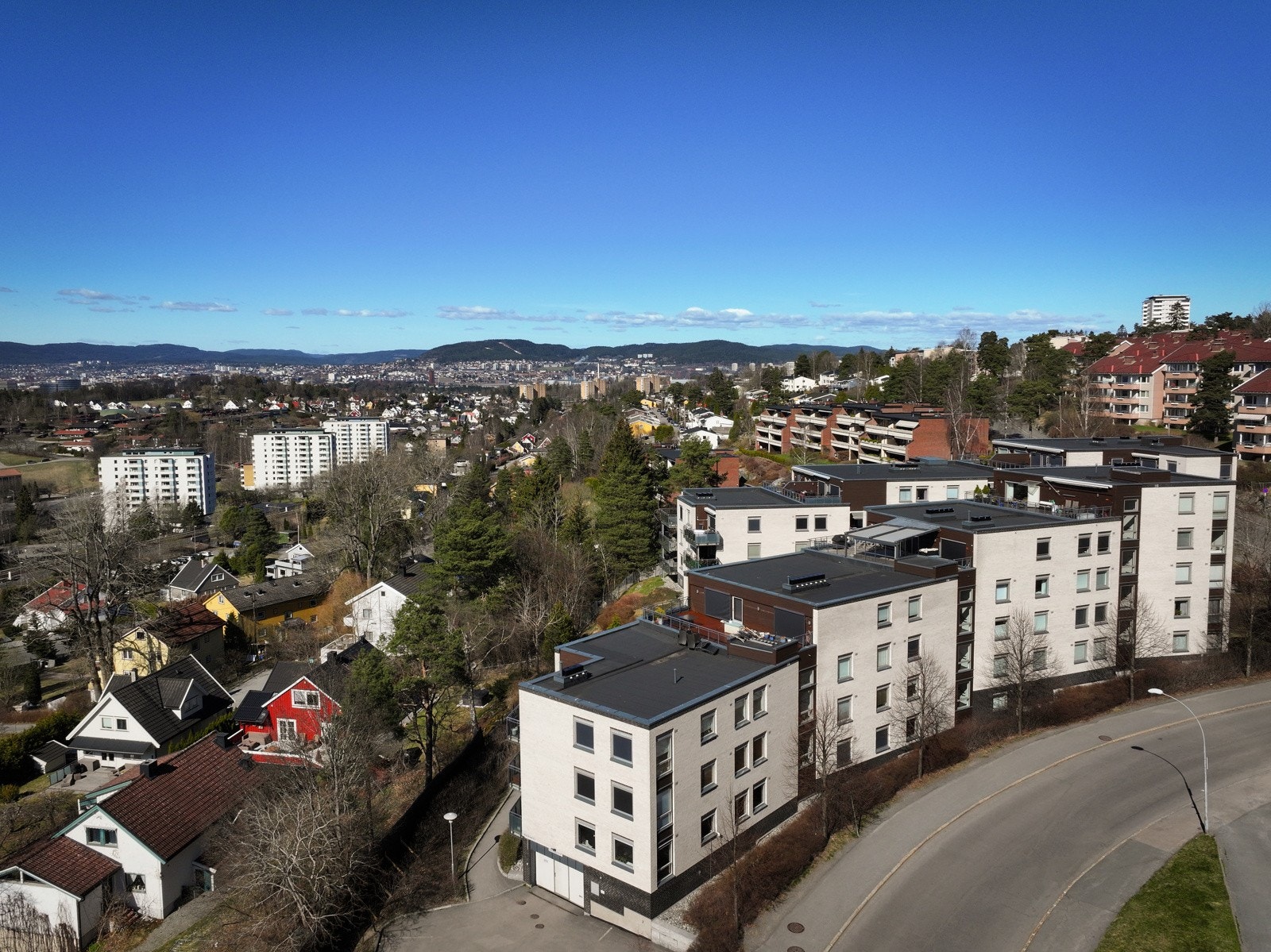 Skøyenåsveien 9E har en sentral og attraktiv beliggenhet på populære Skøyenåsen/Oppsal sydøst for Oslo sentrum. Galleribilde