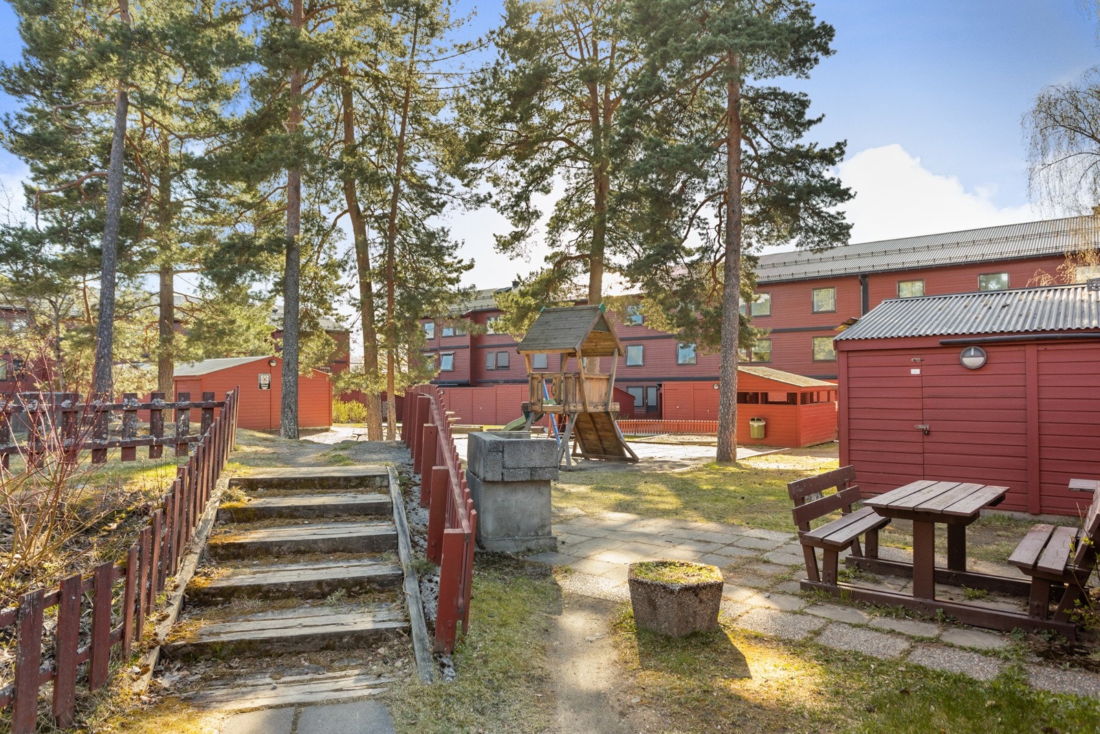 Borettslaget er pent opparbeidet med lekeplasser, benker og beplantning Galleribilde
