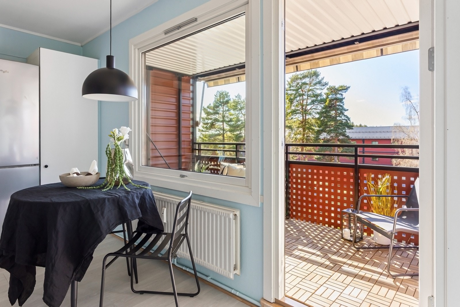 Plass til frokostbord ved vinduet Galleribilde