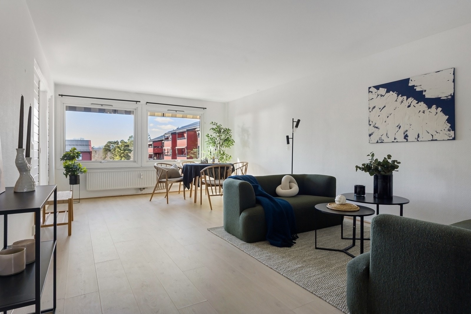 Stor og fin stue med god plass til både sittegruppe og spisebord. Store vindusflater og gjennomgående løsning slipper inn rikelig med naturlig lys Galleribilde
