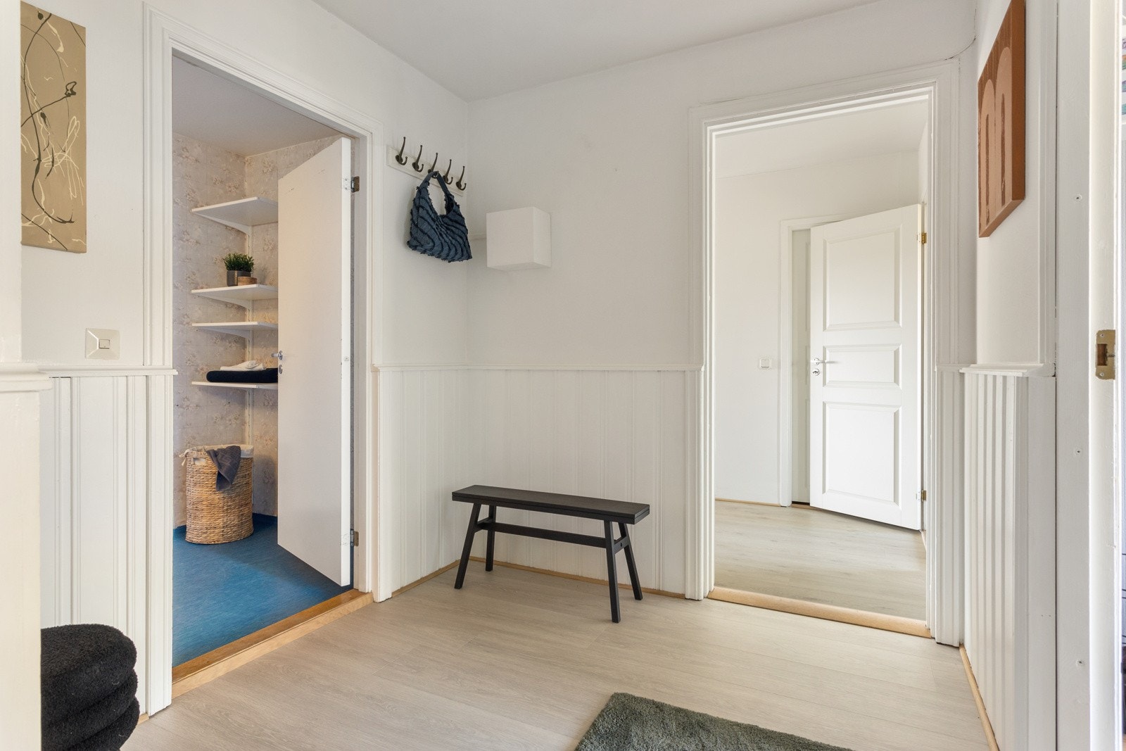 Nymalt og trivelig inngangsparti Galleribilde