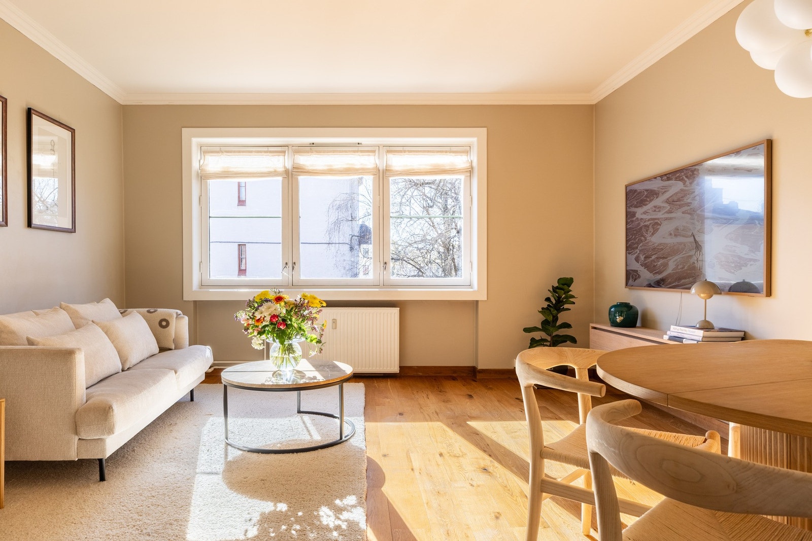 Stuen er romslig med god plass til å innrede etter ønske og behov. Galleribilde