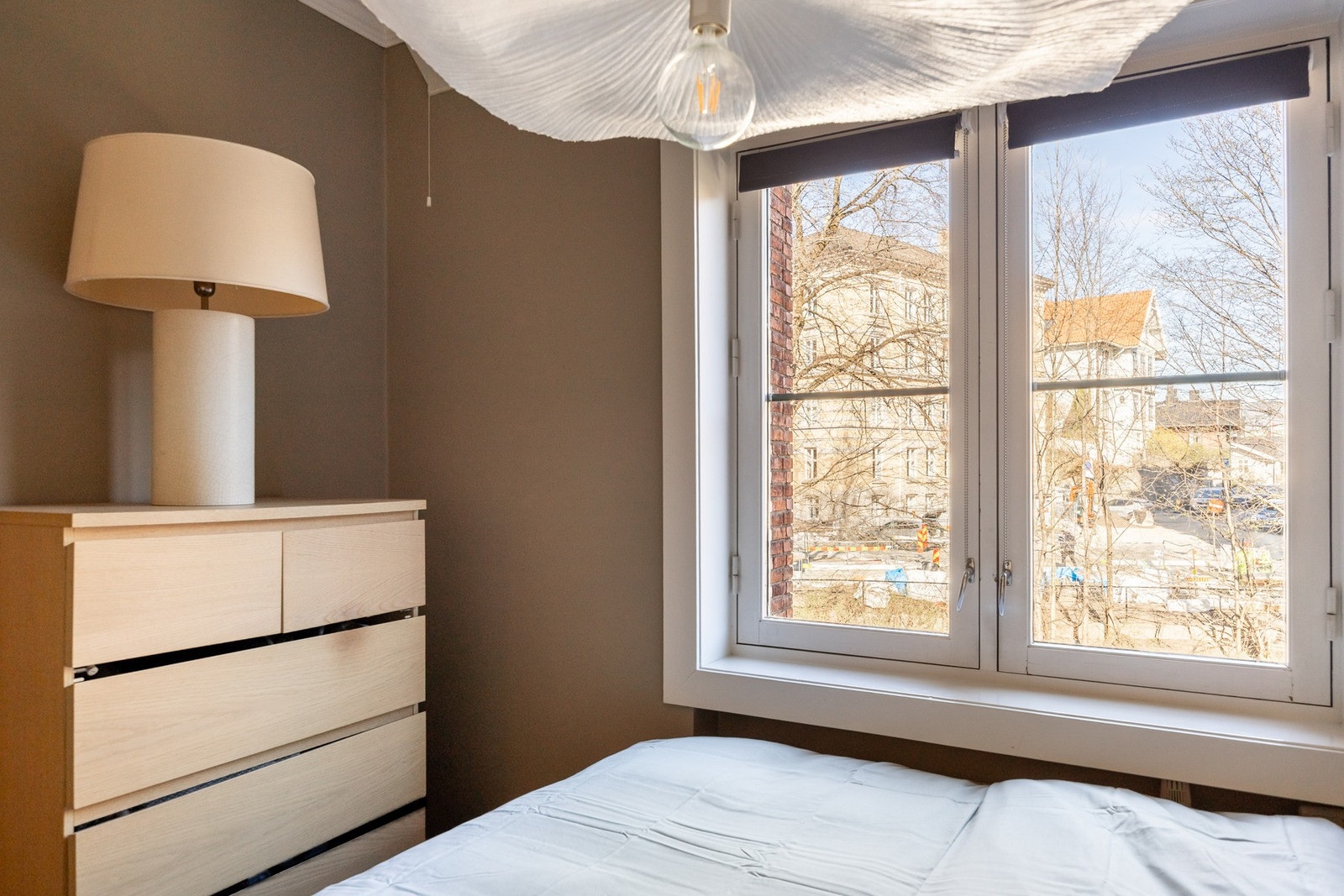 Soverommet vender mot rolig bakgård. Galleribilde