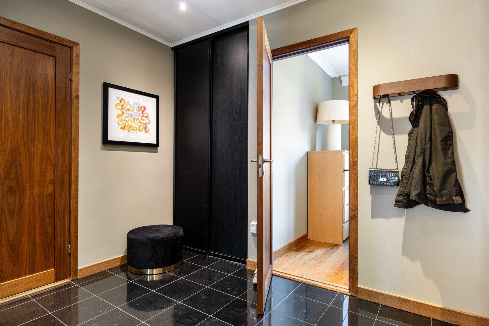 Romslig entré med plass for klesoppheng og oppbevaring av sko. Galleribilde