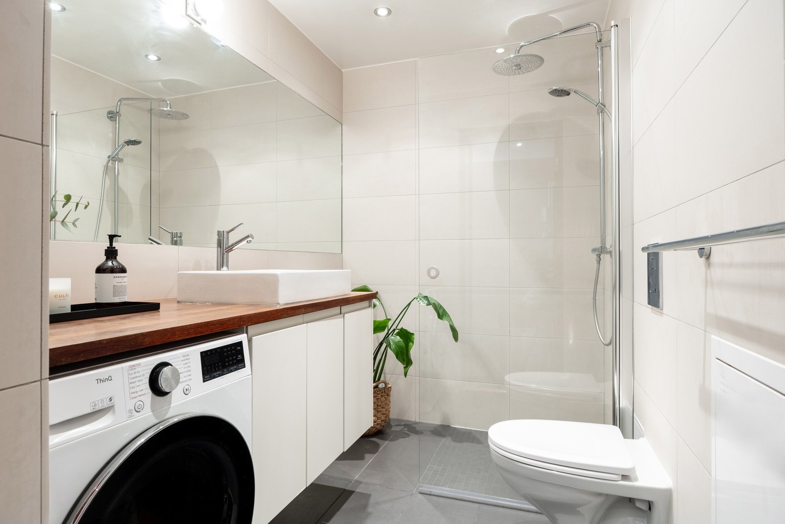 Helfliset og pent bad med gulvvarme. Galleribilde