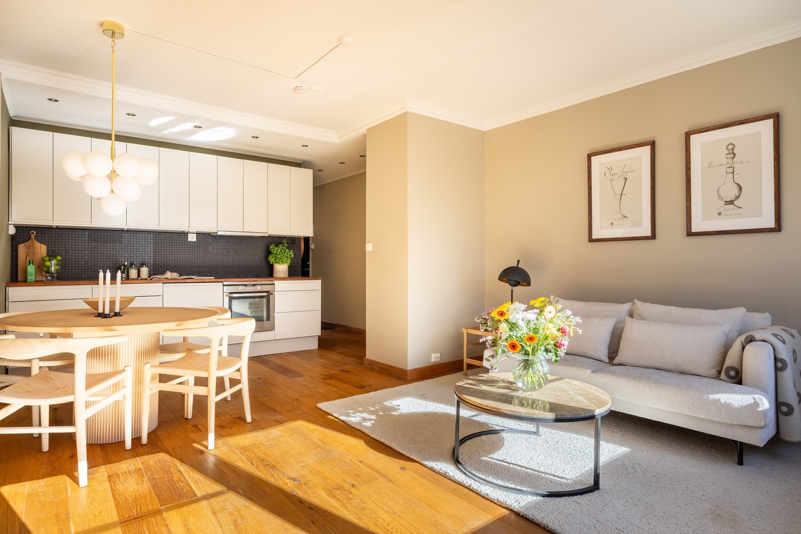 Åpen stue- og kjøkkenløsning gjør at man får et stort og sosialt allrom. Galleribilde