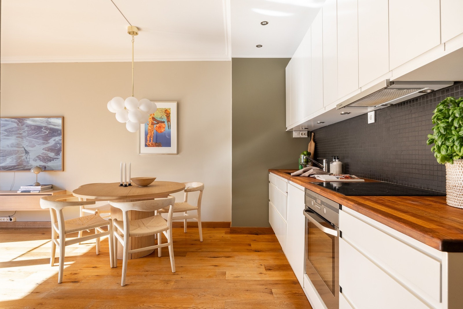 Dette er en lys og innbydende 2-roms selveierleilighet med meget ettertraktet beliggenhet. Galleribilde