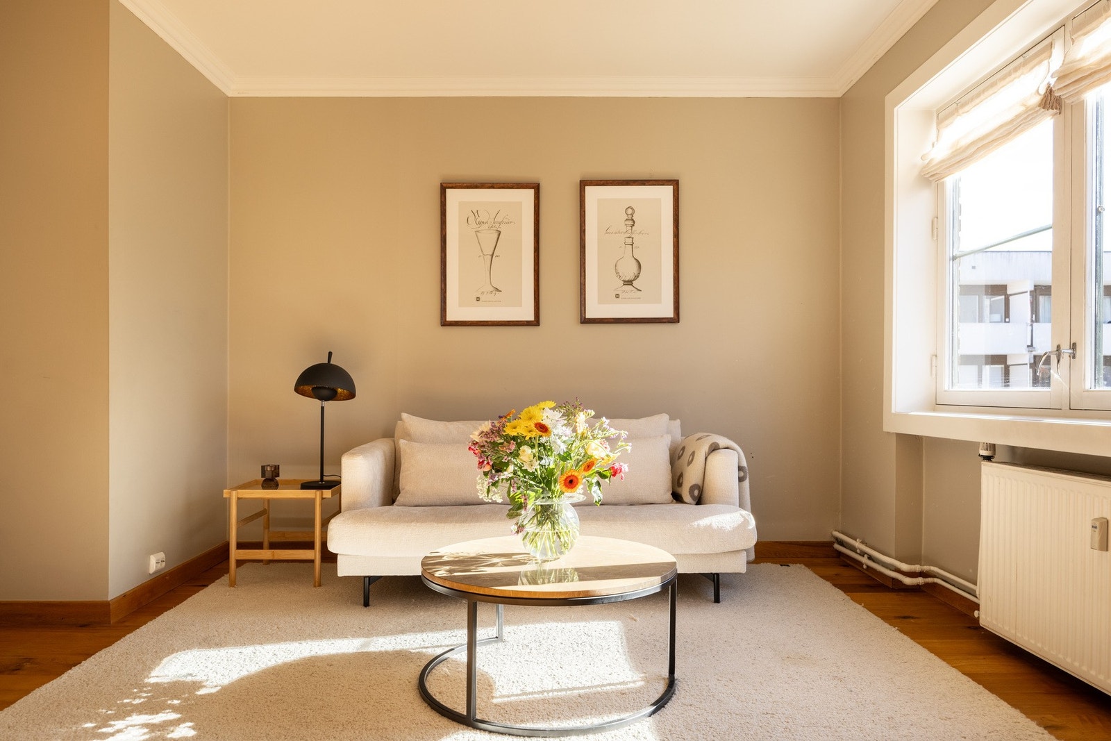 Leiligheten har lysmalte overflater og parkett på gulv. Galleribilde