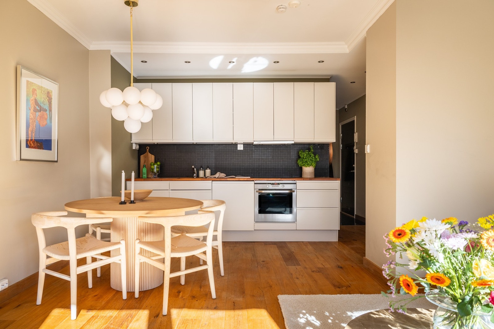 Pen kjøkkeninnredning med integrerte hvitevarer. Galleribilde