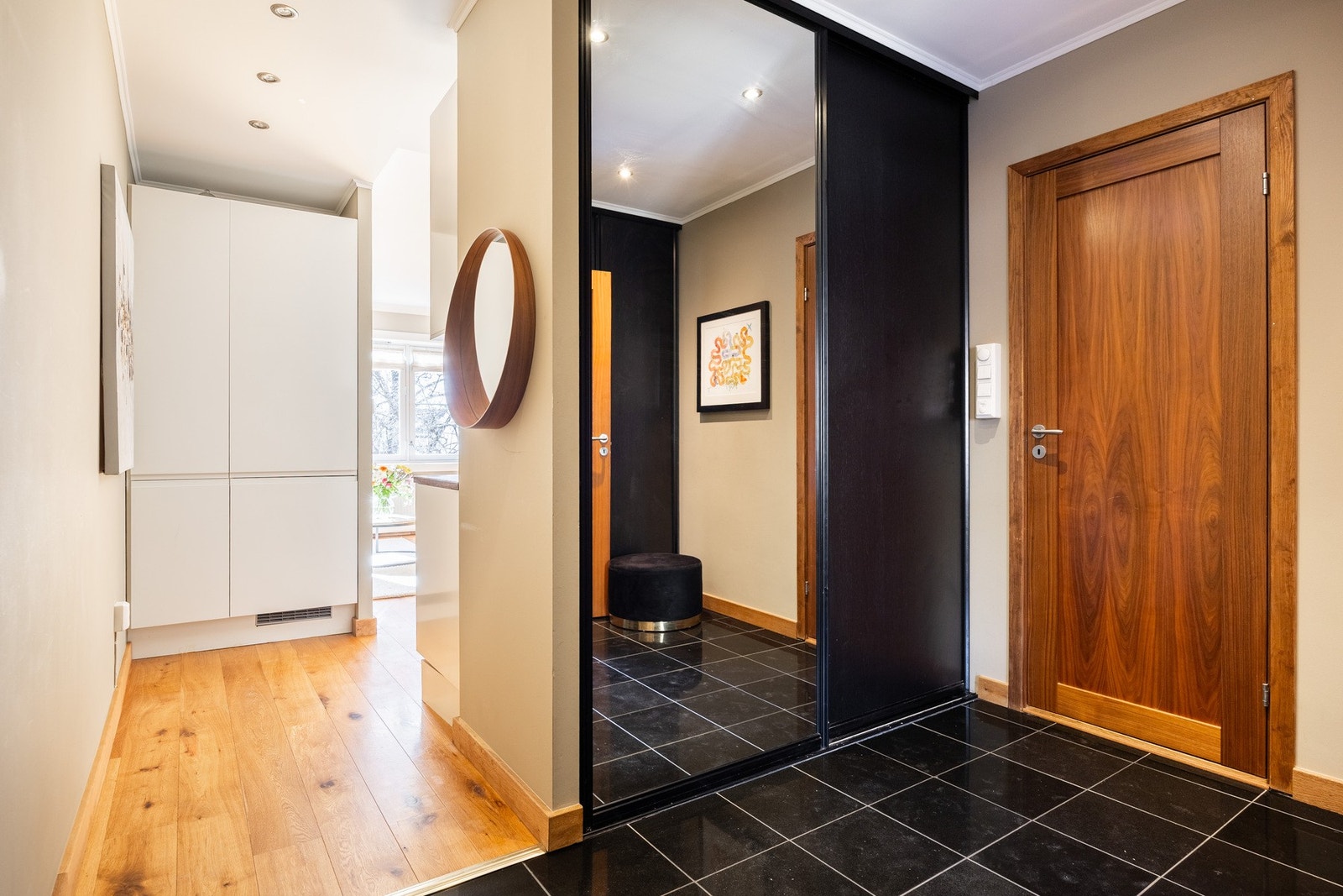 Stor medfølgende garderobe. Galleribilde