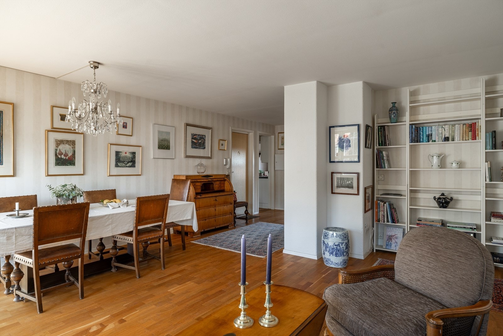 Stuen er romslig og har god plass til stor spisegruppe. Galleribilde