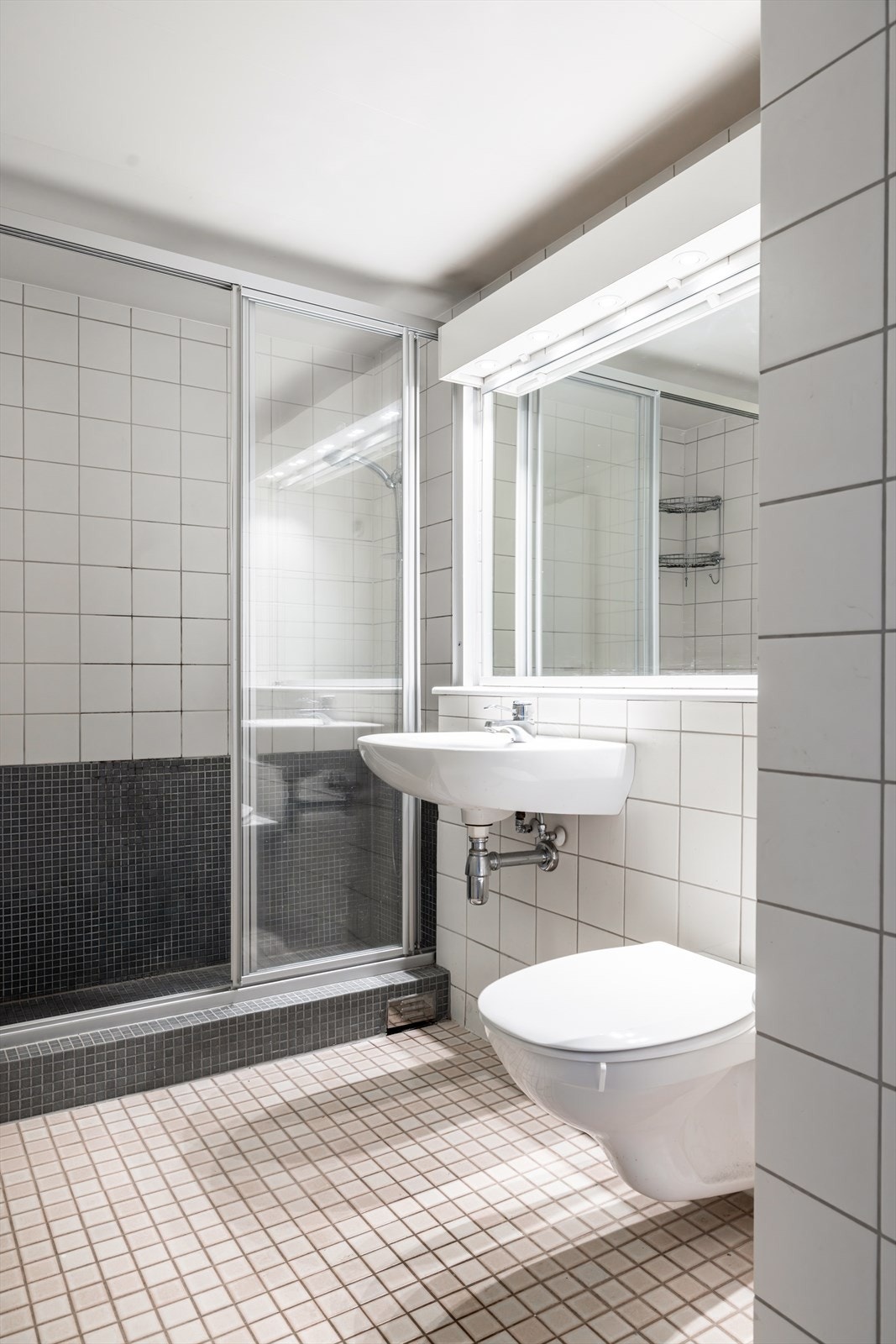 Badet er flislagt og er et prefabrikkert våtromskabin. Galleribilde