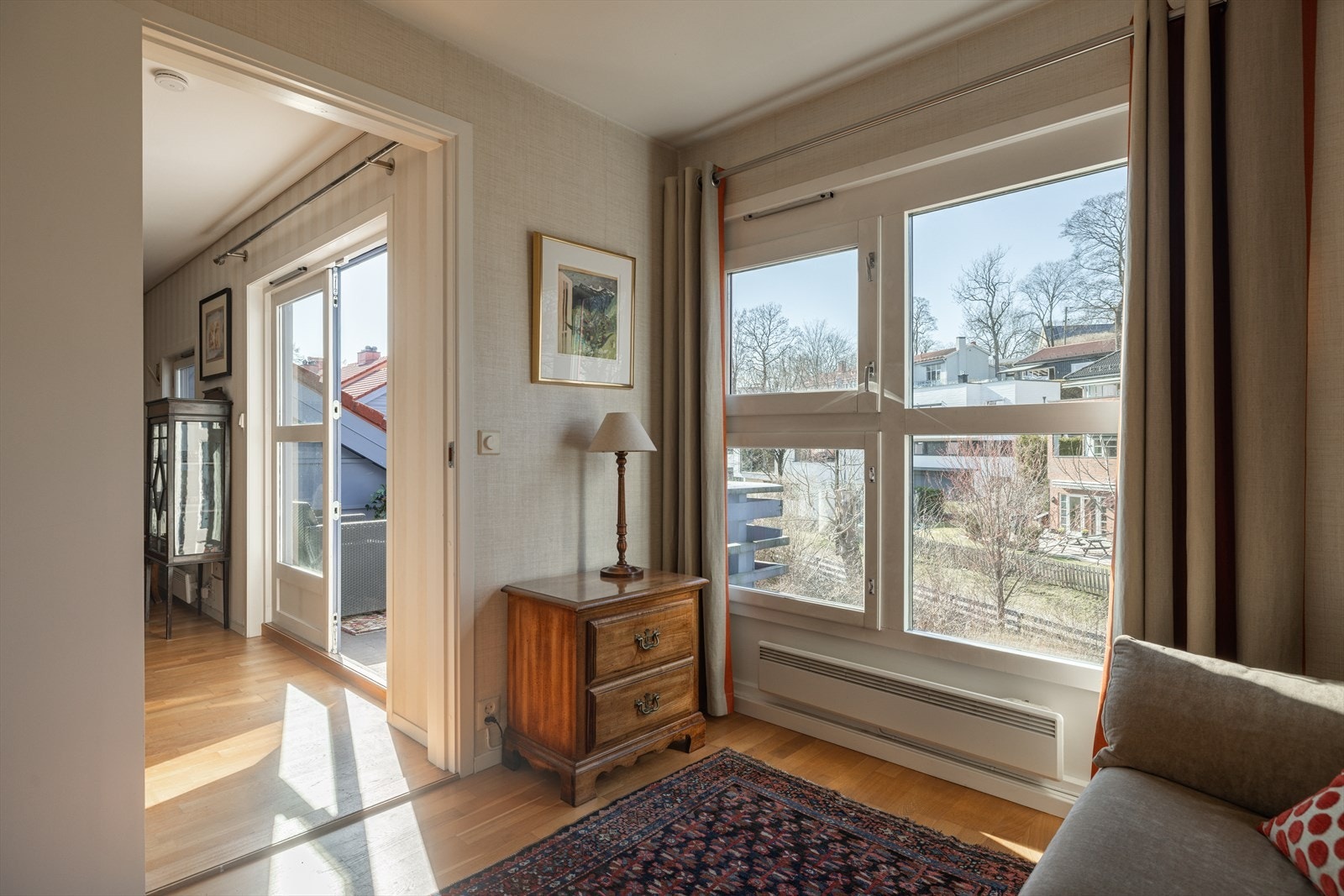 Rommet kan fint innredes med dobbeltseng, garderobe og tilhørende møblement. Galleribilde