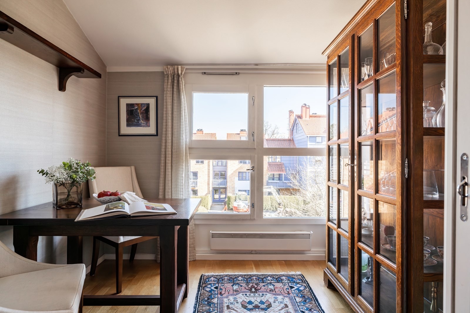 I forlengelse av kjøkkenet er det en hyggelig spisestue med plass til spisebord - her titter morgensolen inn. Galleribilde