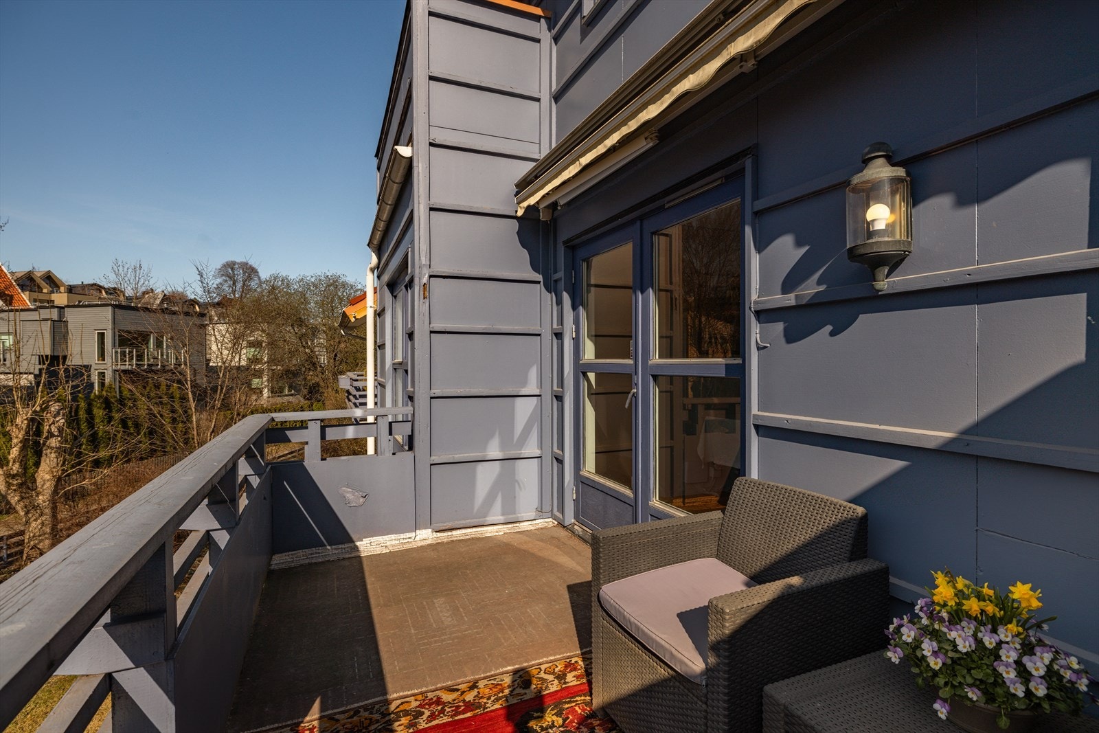 God plass til utemøbler og grill - perfekt for mange hyggelige stunder i solen med familie og venner. Galleribilde