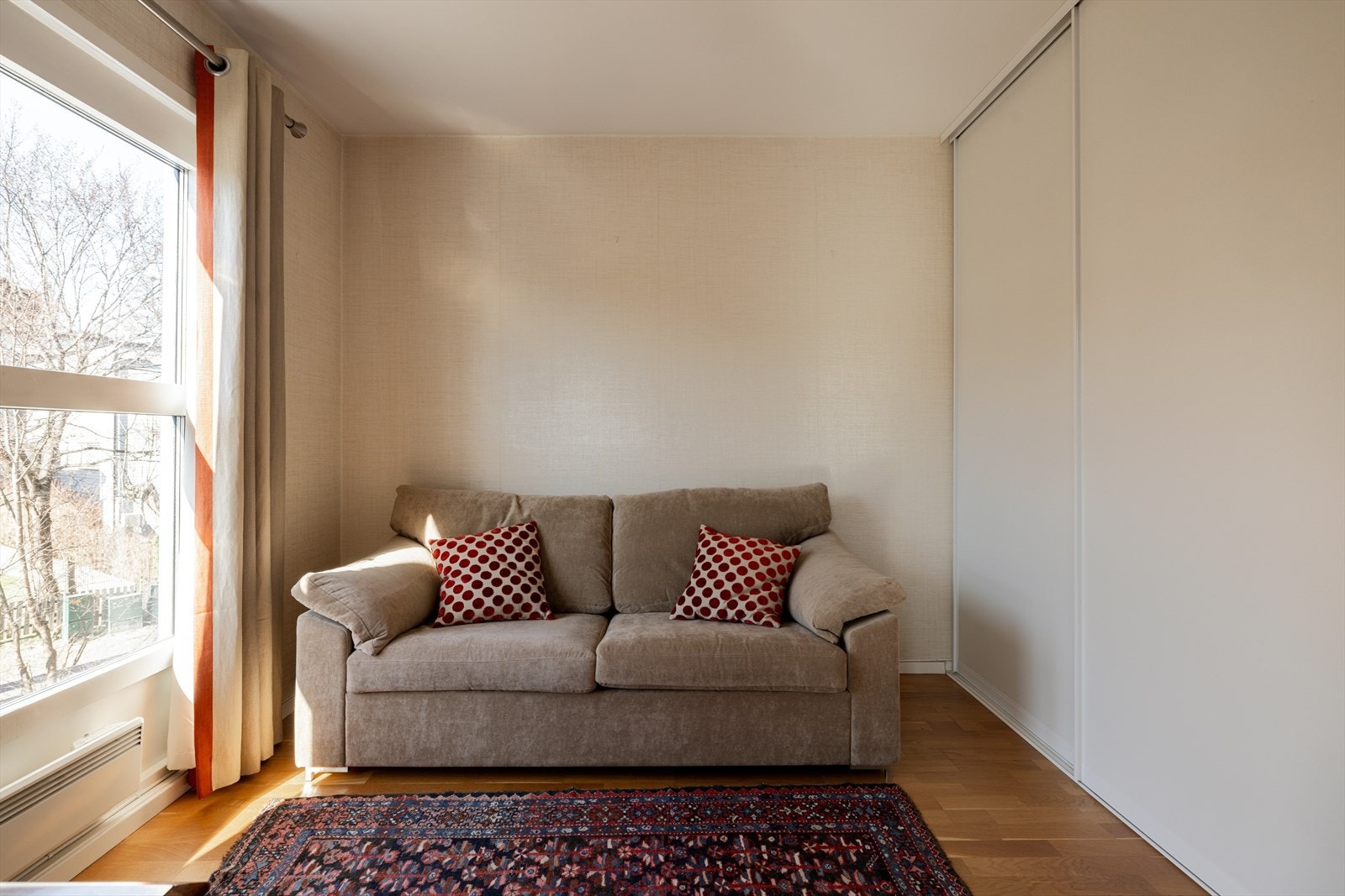 Soverom 1 med adkomst fra stuen. Stor skyvedørsgarderobe langs den ene veggen. Galleribilde