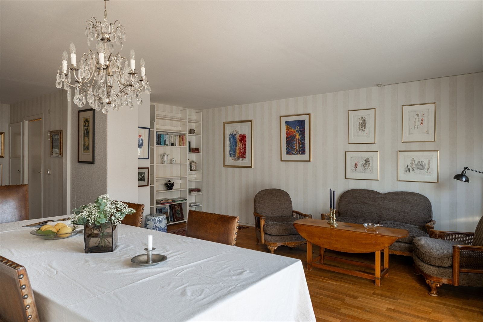 Den lyse og romslige stuen utgjør et flott oppholdsrom, og kan fint innredes med flere soner. Galleribilde