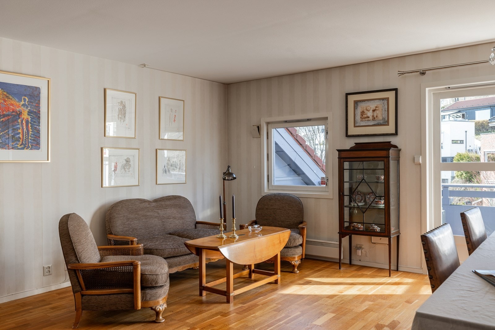 Stuen har en varm og hjemmekoselig atmosfære med god plass til sofagruppe. Galleribilde